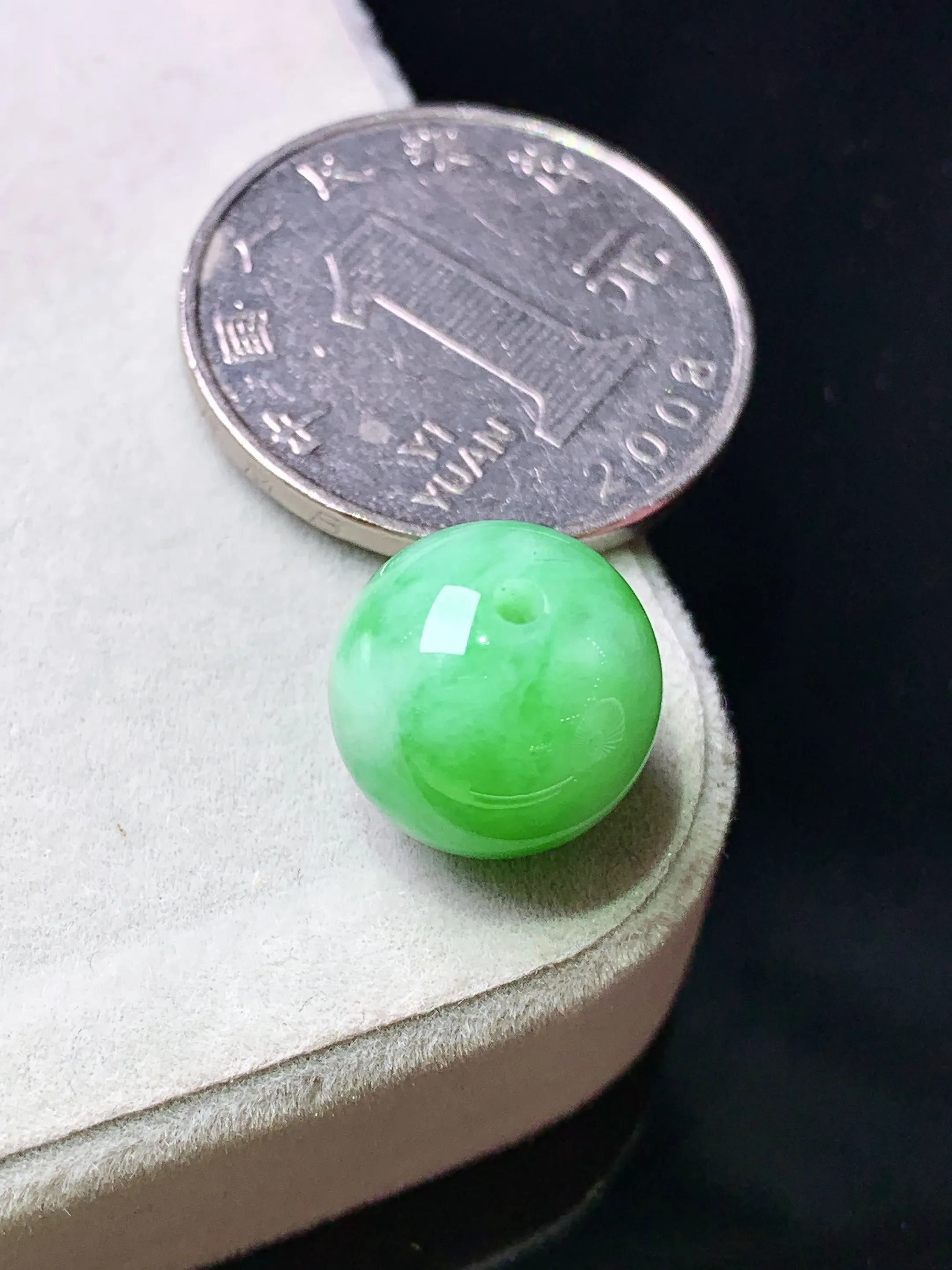 翠绿圆珠 玉质细腻 色泽艳丽清新 整体尺寸12.5