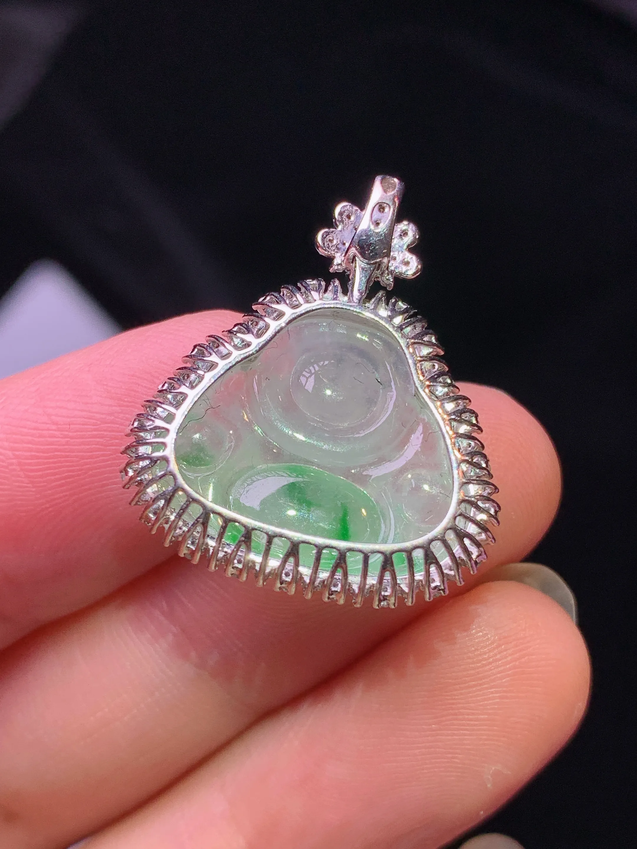 18k金钻镶嵌飘绿佛公吊坠 玉质细腻 色泽艳丽清新 整体尺寸24.5*21.2*8