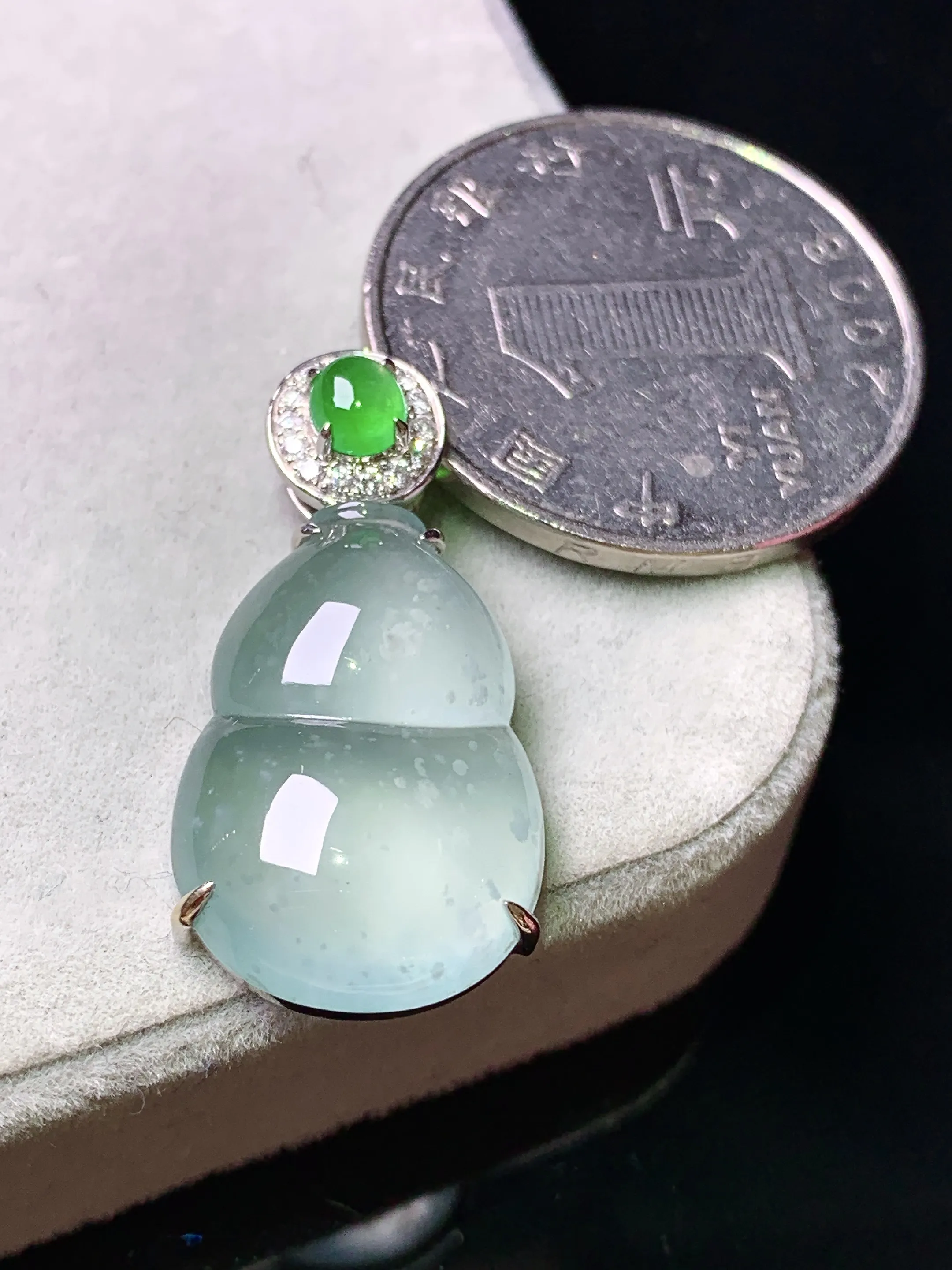 18k金钻镶嵌冰种葫芦吊坠 玉质细腻 色泽艳丽清新 整体尺寸28.8*14*5.2