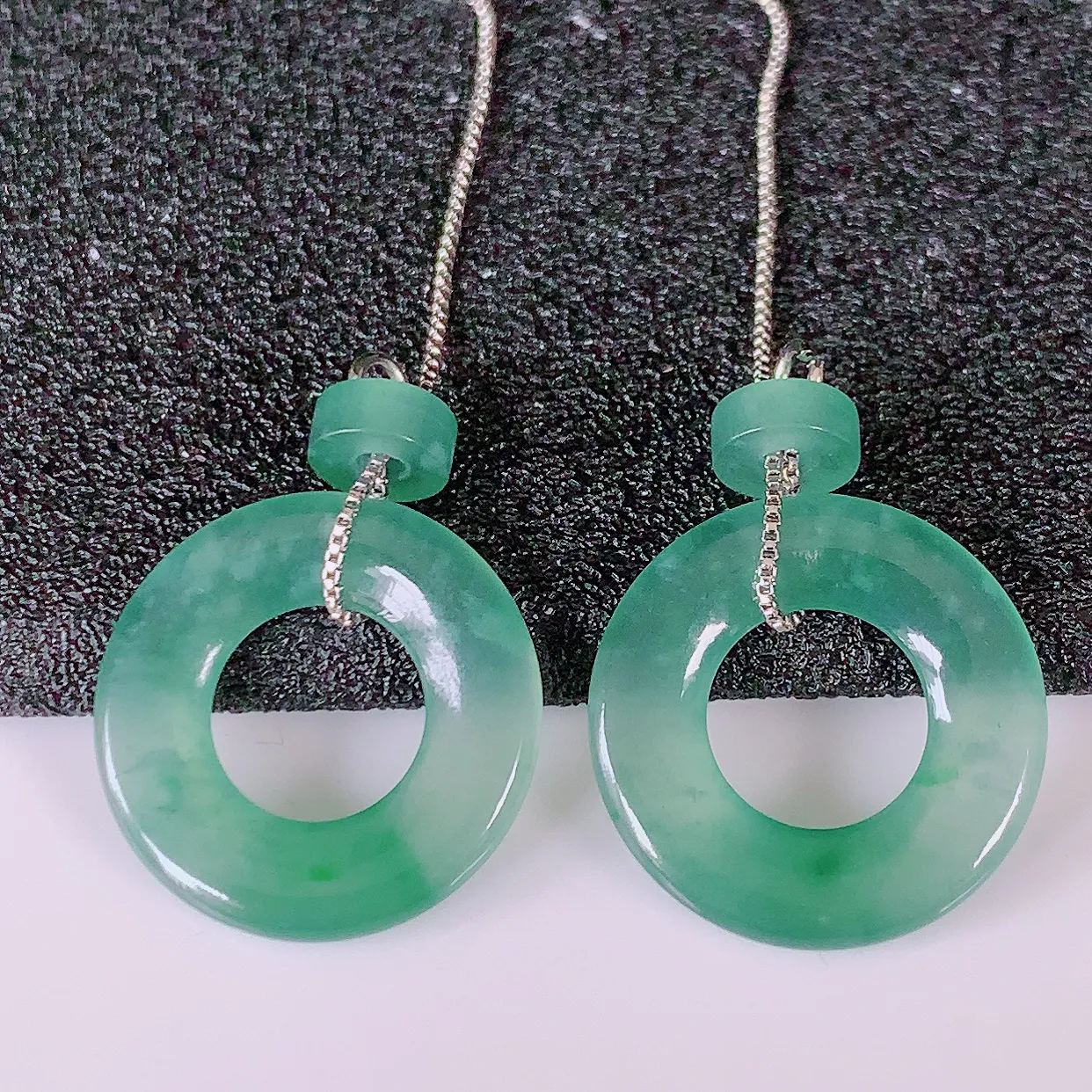 自然光实拍，冰种飘花翡翠一对平安扣耳坠，翠色灵动，玉质细腻，颜色漂亮，品相佳，佩戴佳品！配图银线 #