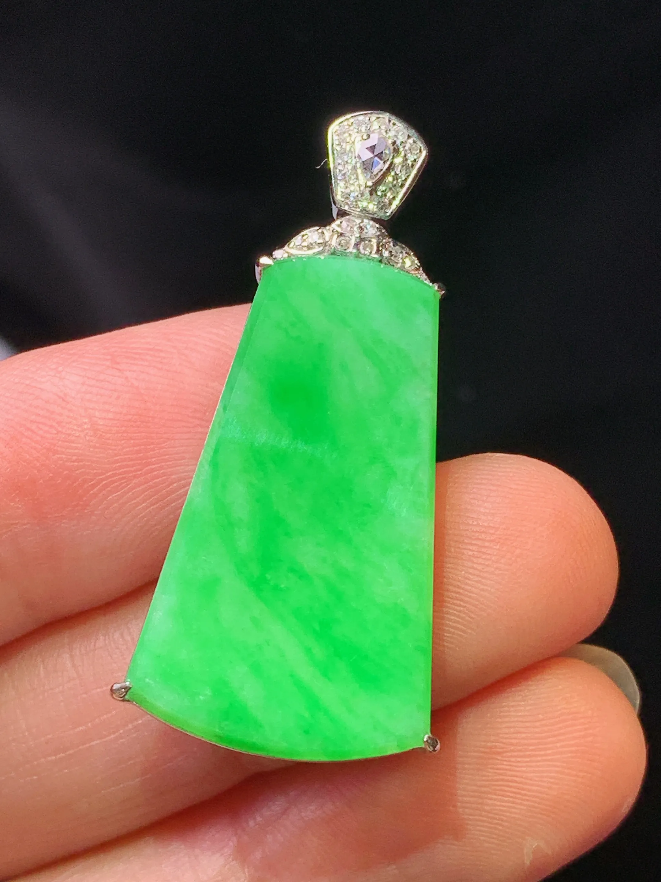 18k金钻镶嵌翠绿无事牌吊坠 玉质细腻 色泽艳丽清新 整体尺寸36.2*16.5*5