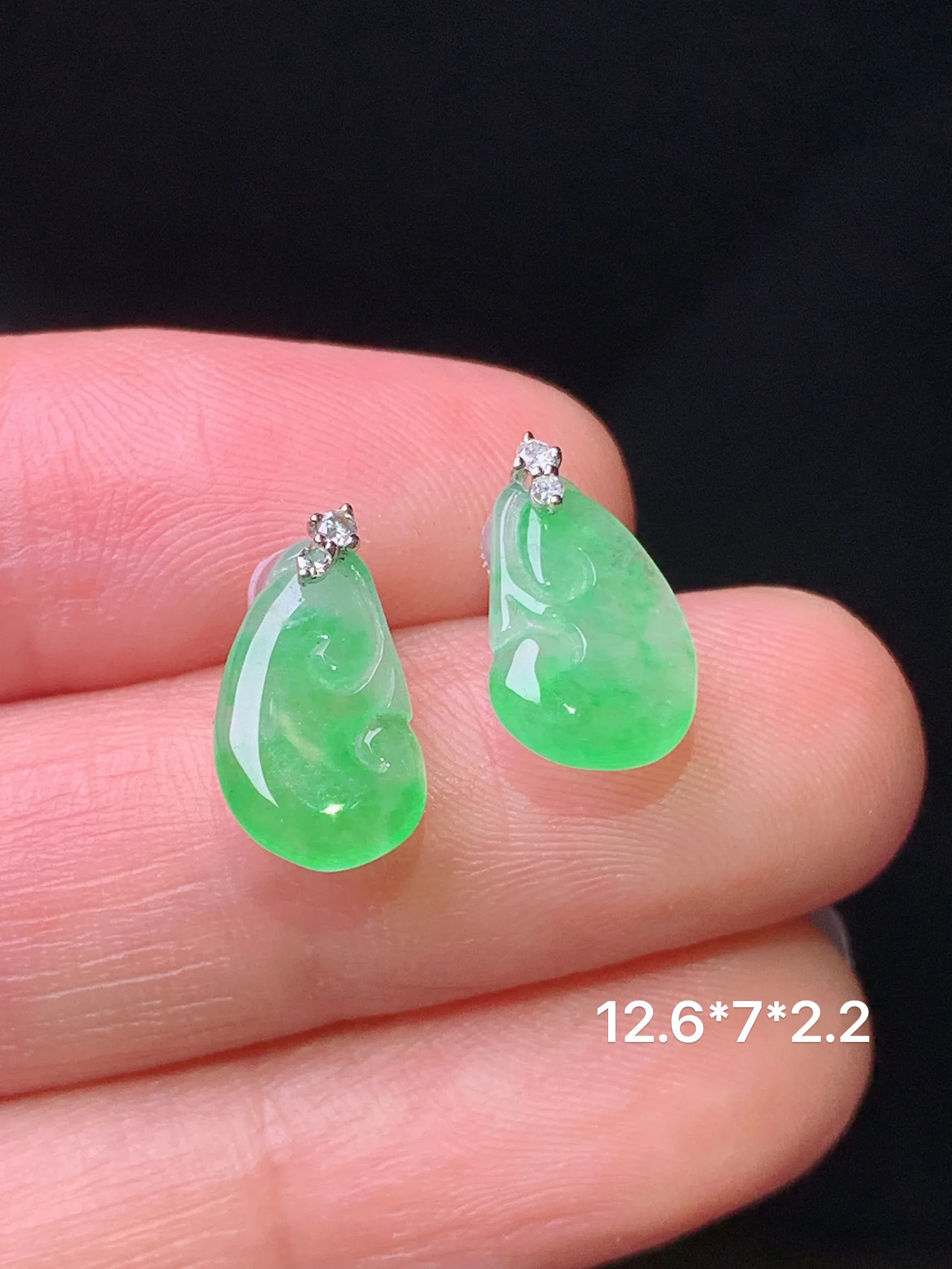18k金钻镶嵌翠绿如意吊坠 玉质细腻 色泽艳丽清新 整体尺寸12.6*7*2.2