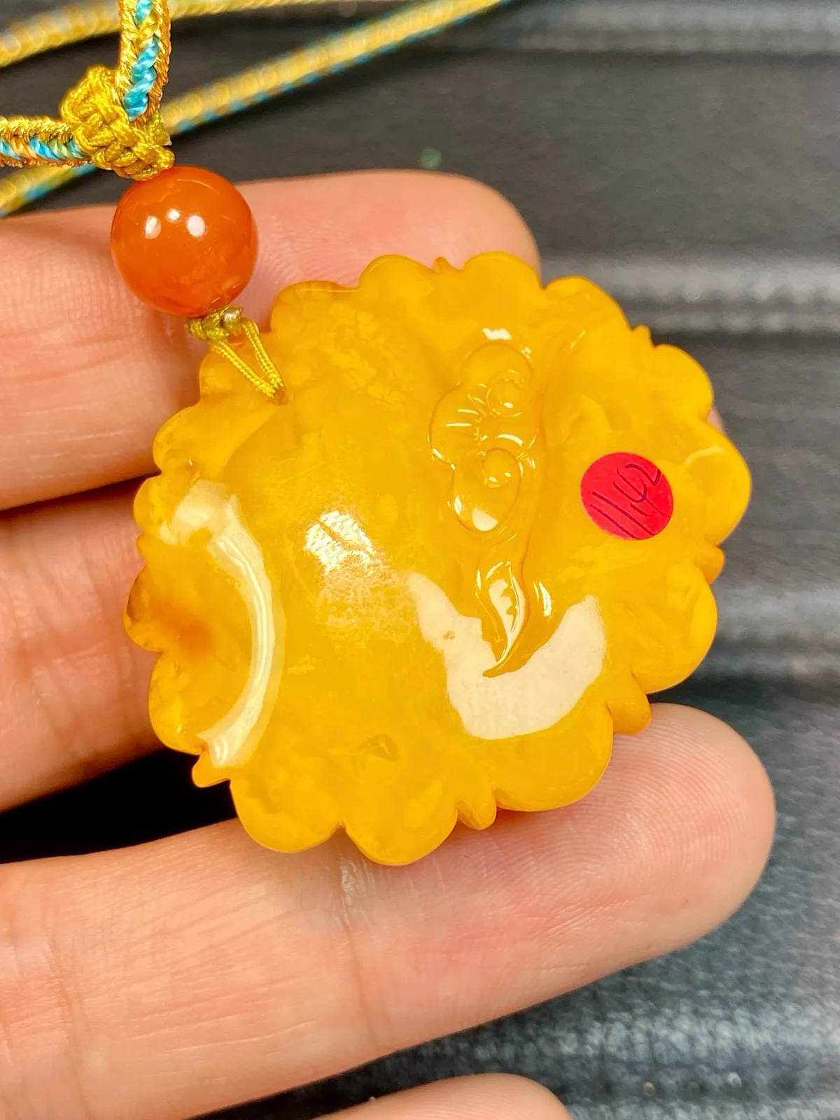 天然蜜蜡 鸡油黄老蜜蜡 牡丹花 花开富贵吊坠～尺寸:36.3×41.8×16.5mm左右 吊坠重：11.42克 搭配：原创手工绳链，蜡质瓷实，颜色好，雕工好