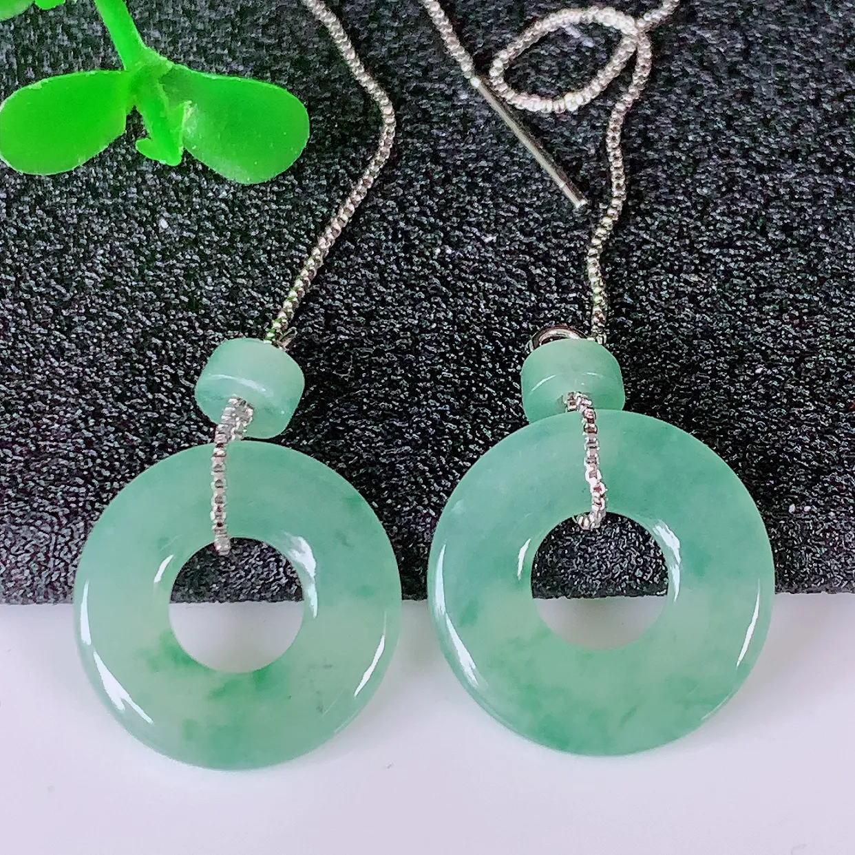自然光实拍，冰种飘花翡翠一对平安扣耳坠，翠色灵动，玉质细腻，颜色漂亮，品相佳，佩戴佳品！配图银线 #183.1平安扣尺寸15.2-2.2mm