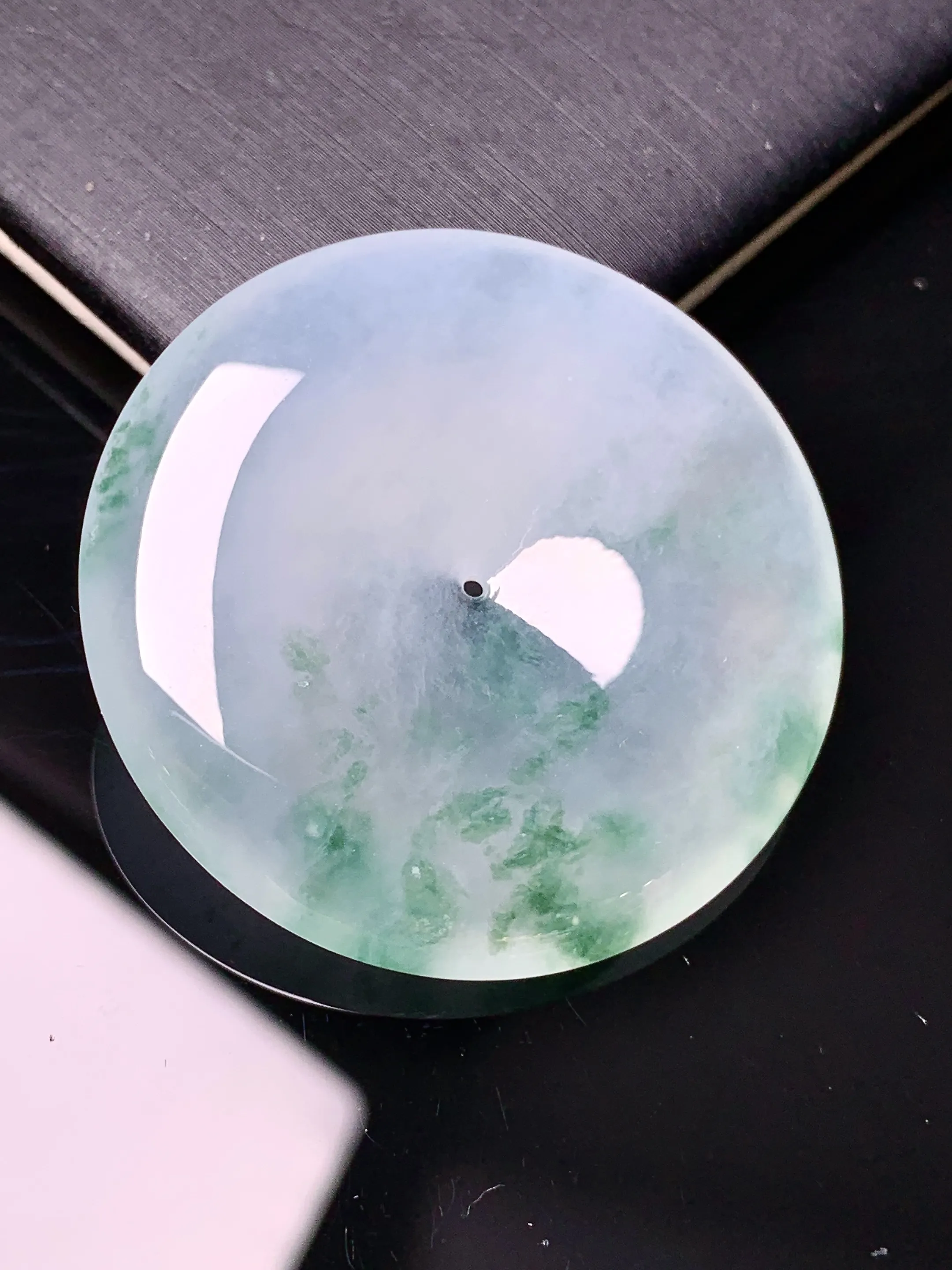 冰种飘绿平安扣吊坠 玉质细腻 色泽艳丽清新 整体尺寸36*6.6