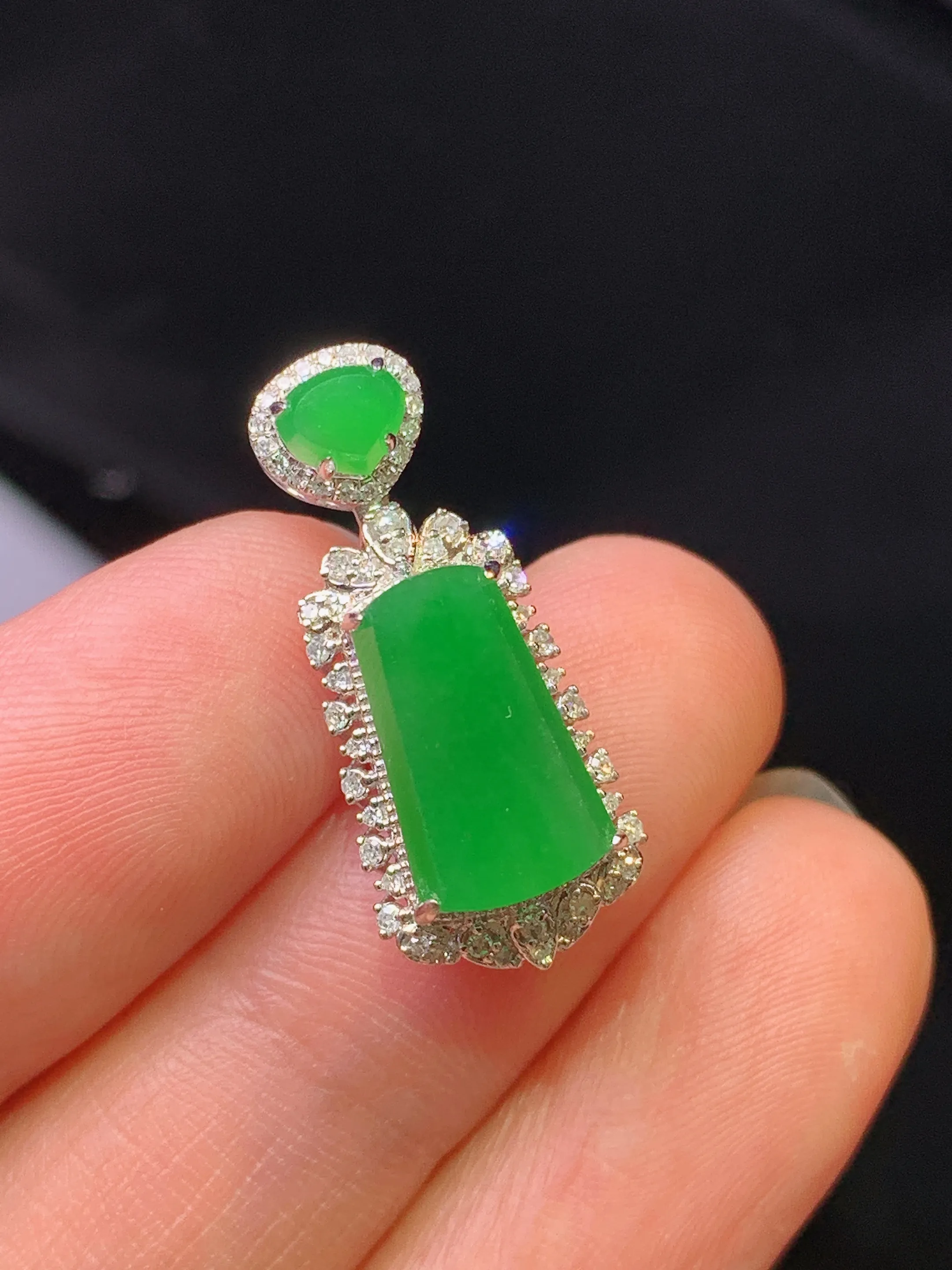 18k金钻镶嵌满绿无事牌吊坠 玉质细腻 色泽艳丽清新 整体尺寸23.3*10*8