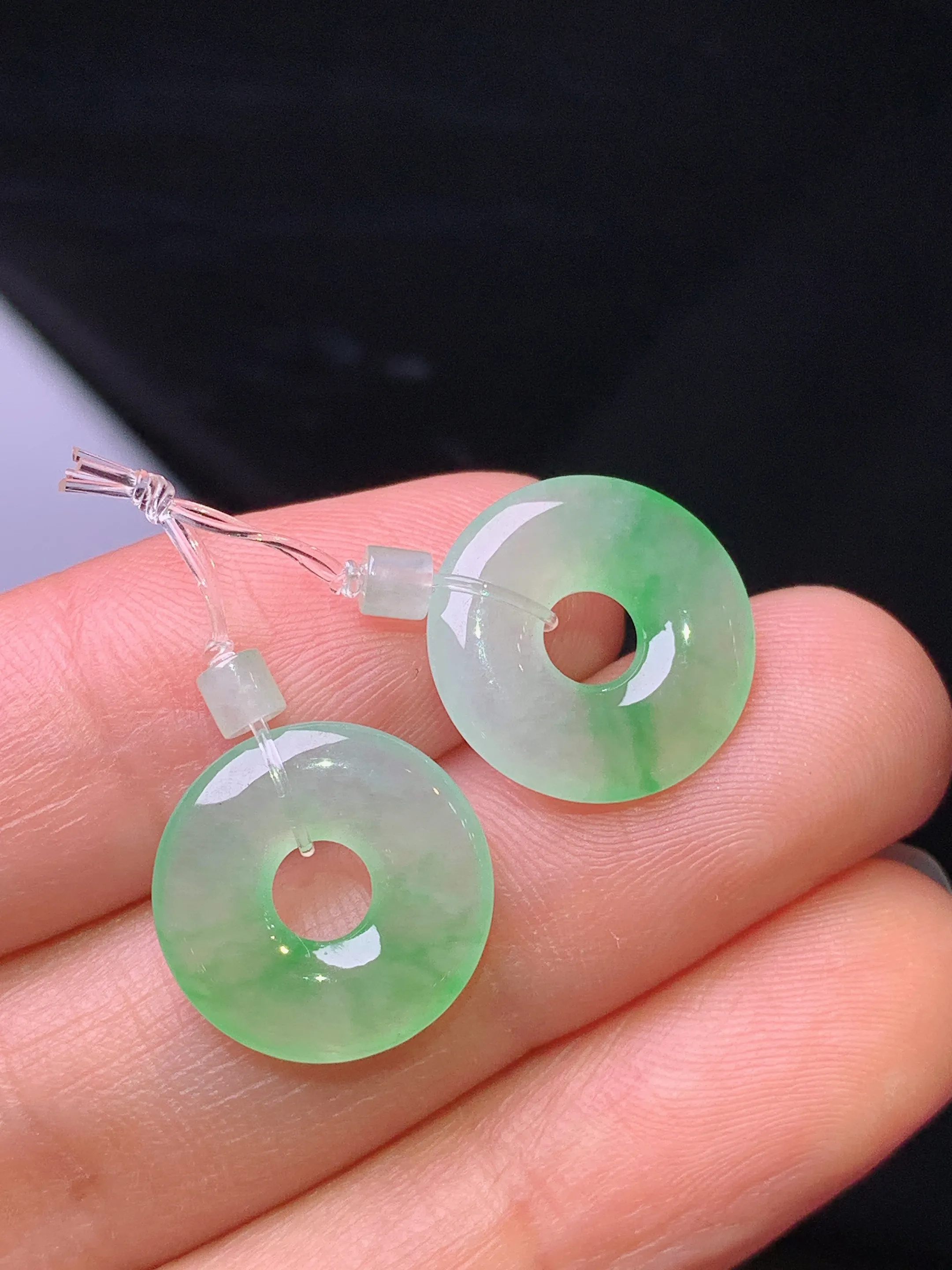 飘绿平安环一对 玉质细腻 色泽艳丽清新 整体尺寸14*2.6