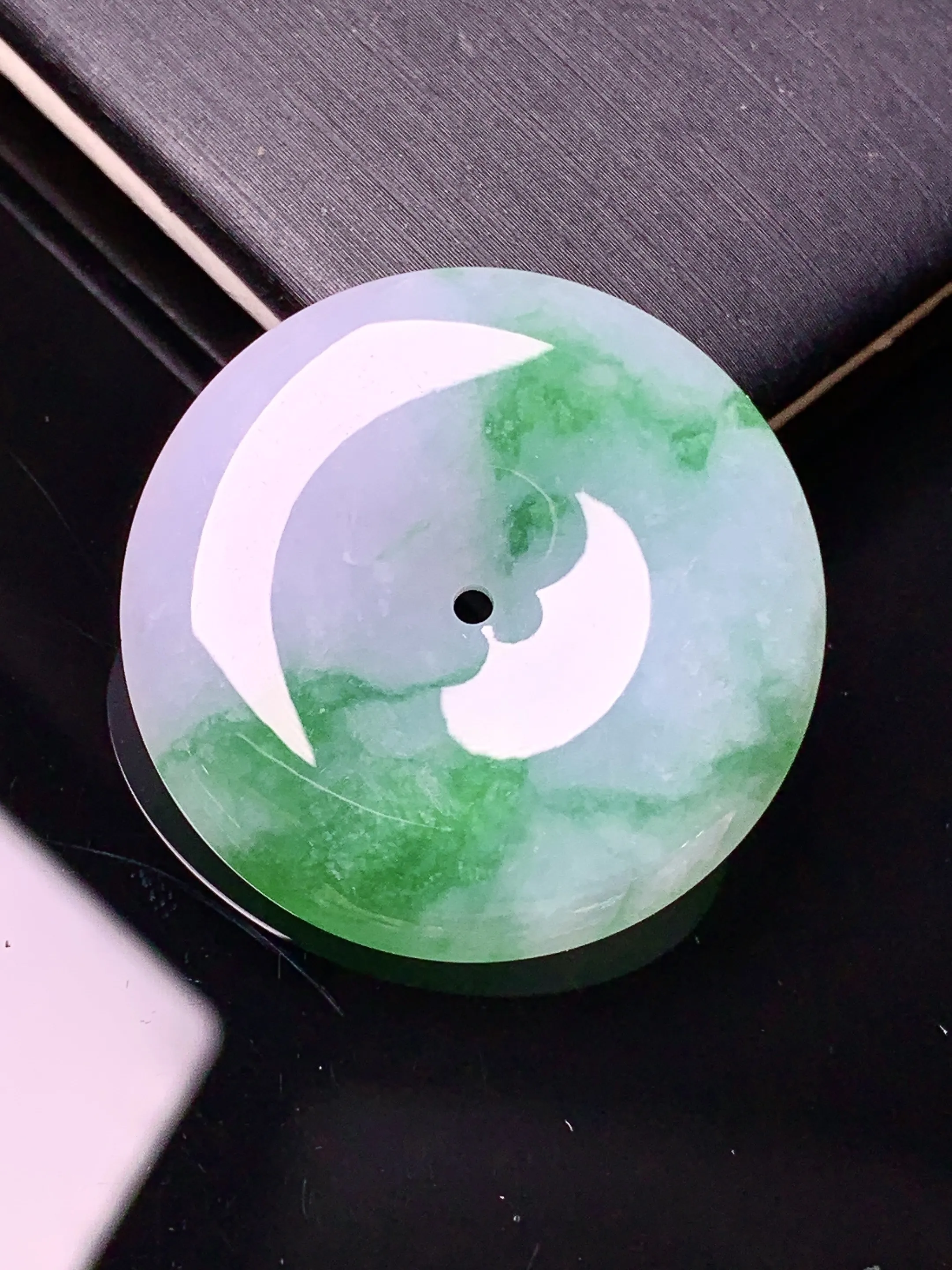 飘绿平安扣吊坠 玉质细腻 色泽艳丽清新 整体尺寸29.5*5.2