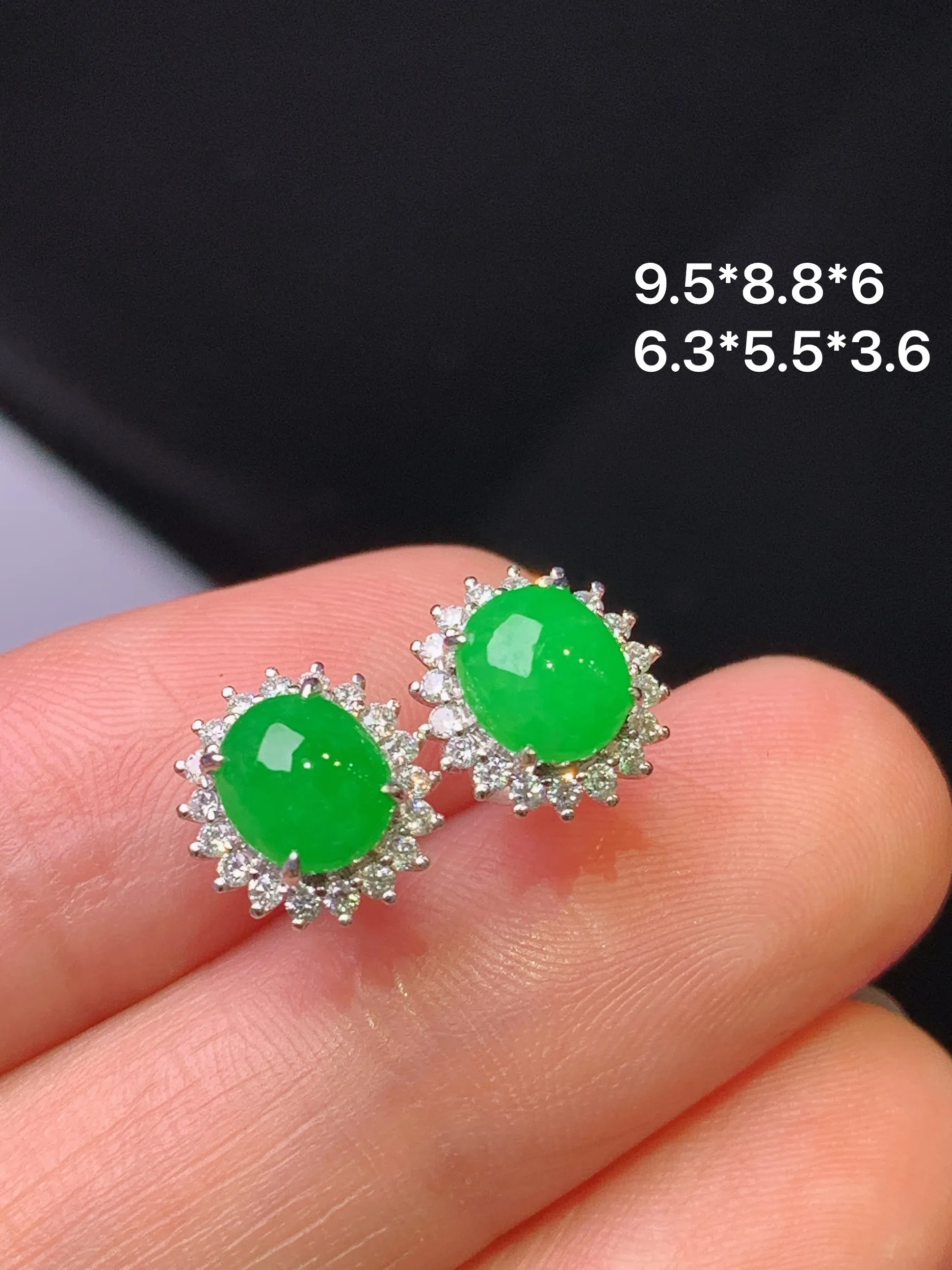 18k金钻镶嵌满绿蛋面耳钉 玉质细腻 色泽艳丽清新 整体尺寸9.5*8.8*6