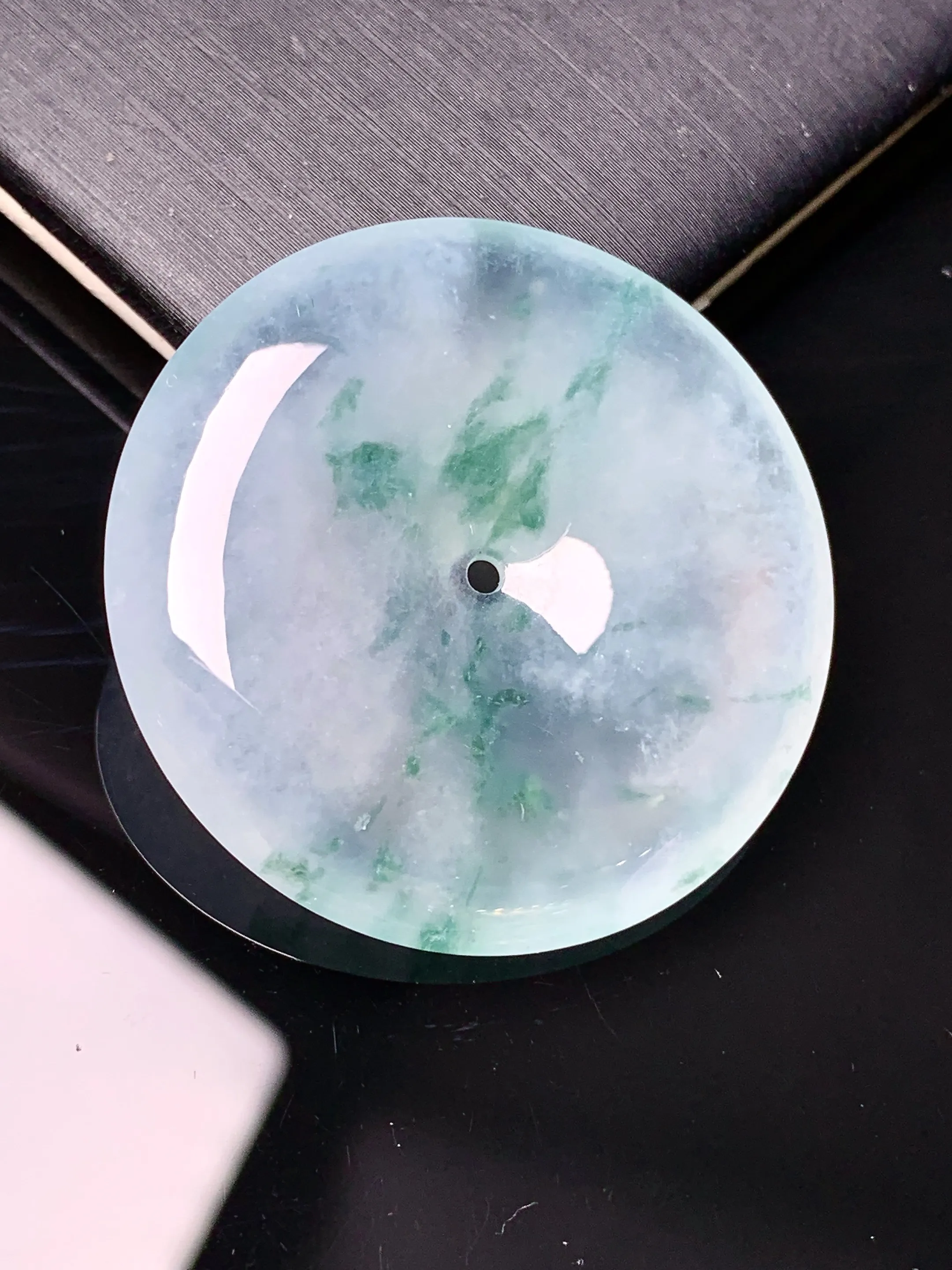 冰种飘绿平安扣吊坠 玉质细腻 色泽艳丽清新 整体尺寸34.2*5.8