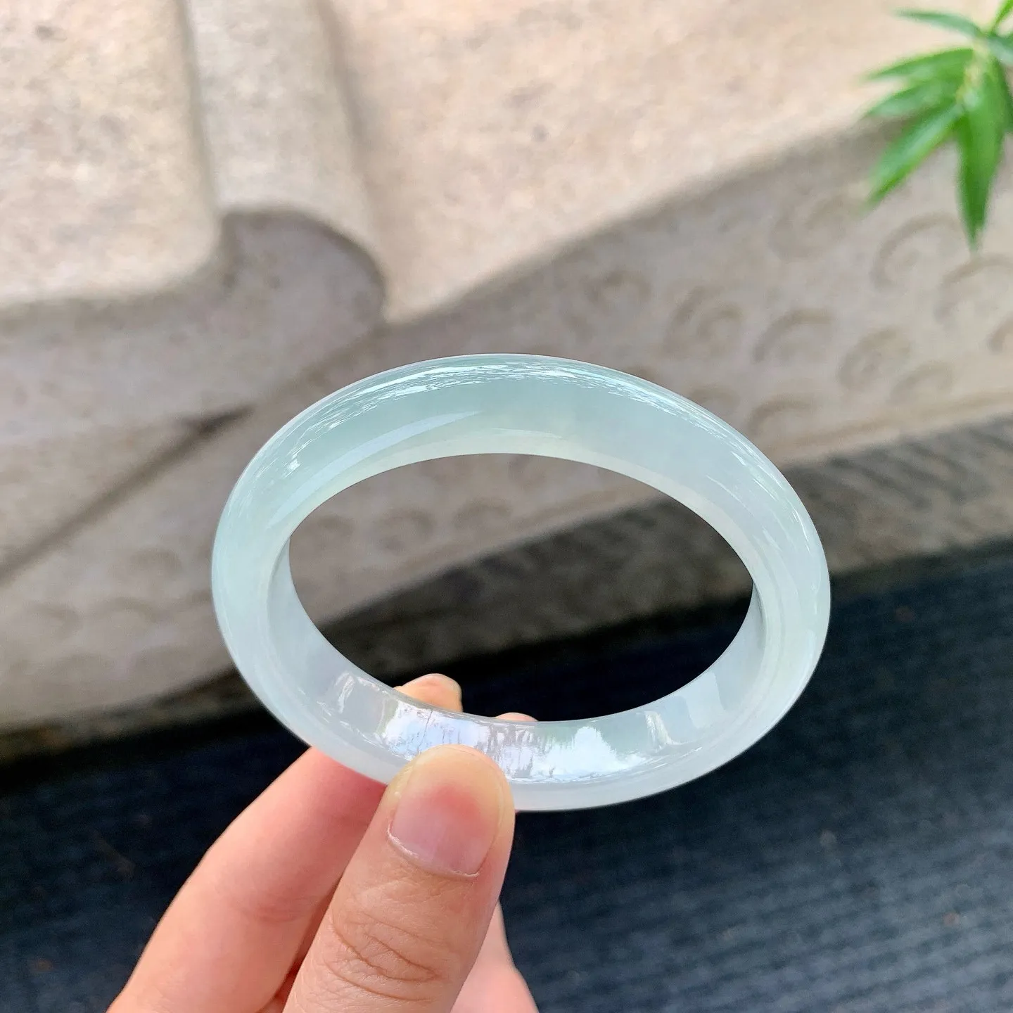 贵妃55 56
【圈口】56.3/48.9/12/8
【描述】冰糯底色，水润，种老，细腻，无纹裂！