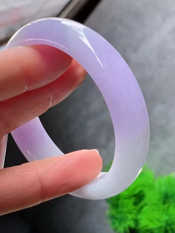 【翡翠名称】老种冰春紫54正圈口手镯
【翡翠尺寸】54/13.6/7.9mm适合53-55正圈口佩戴
【翡翠描述】宝贝种老水足，玉质细腻，色泽靓丽，性价比高，佩戴效果好！
【其它赠送】权威证书/精美挂绳盒子/支持全国复检