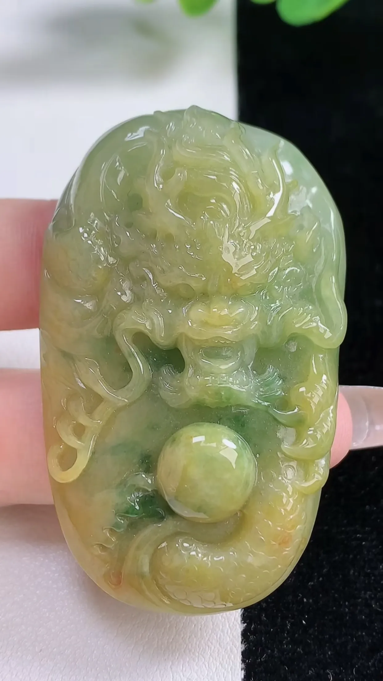 天然翡翠a货 老坑料起胶冰润 双彩黄加绿霸气龙牌吊坠，尺寸55-34.7-13.8mm  y 41.77