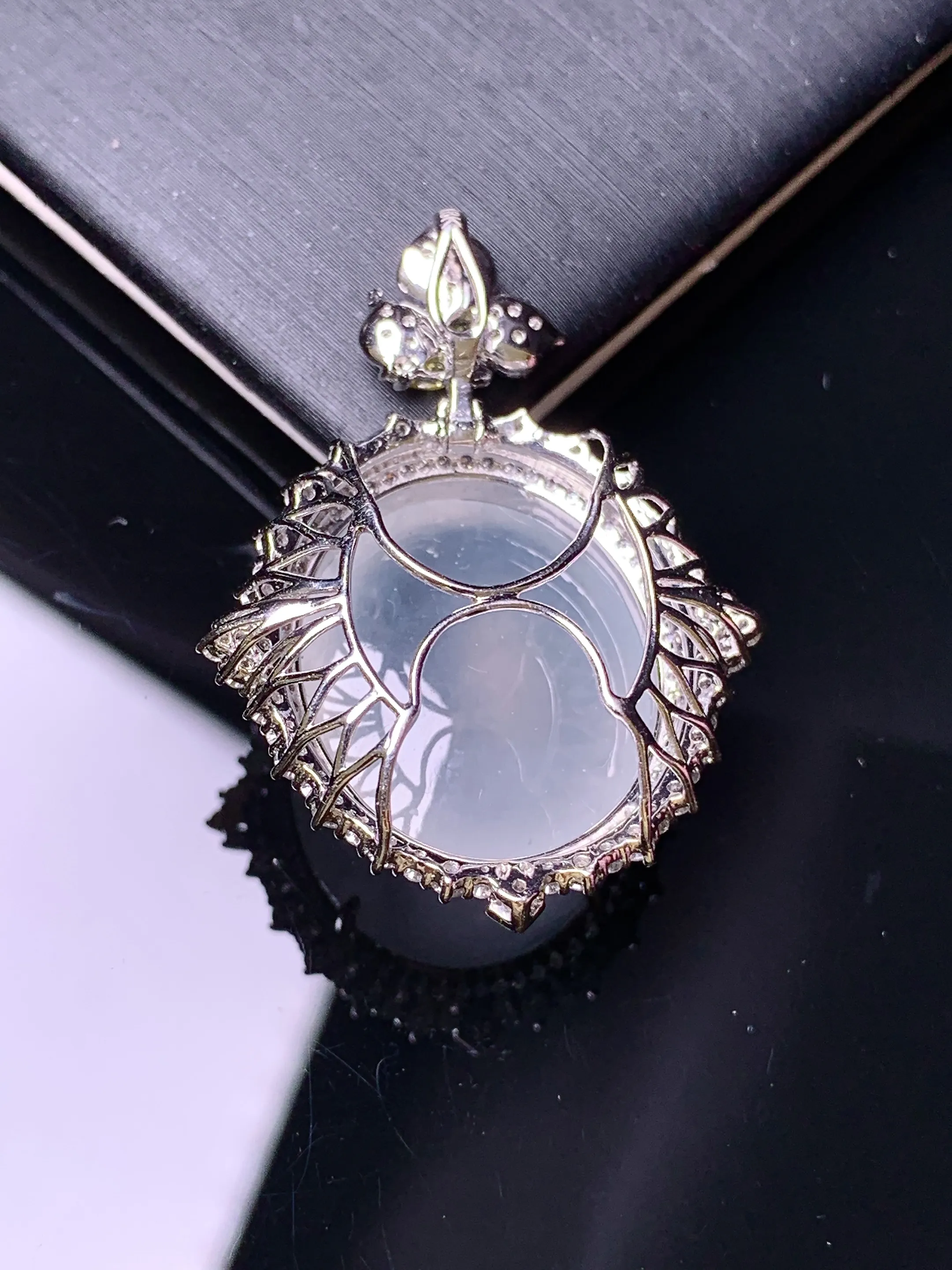 18k金钻镶嵌冰种蛋面吊坠 玉质细腻 色泽艳丽清新 整体尺寸36.2*25.8*14.6