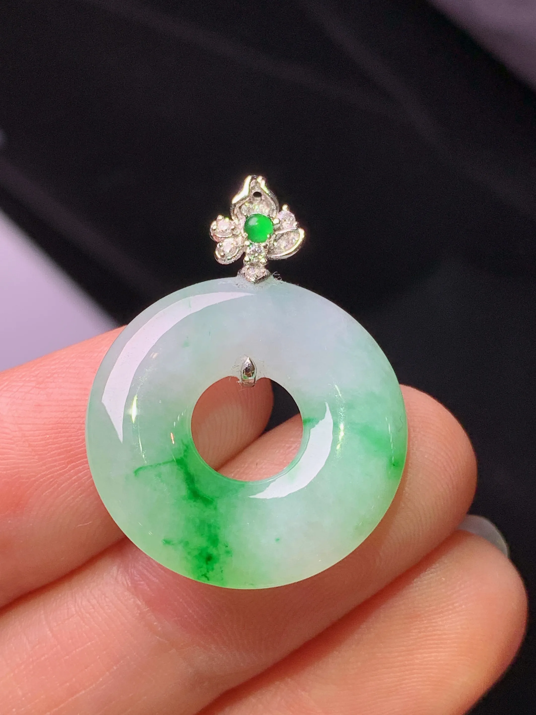 18k金钻镶嵌飘绿平安环吊坠 玉质细腻 色泽艳丽清新 整体尺寸28.2*21.1*4.2