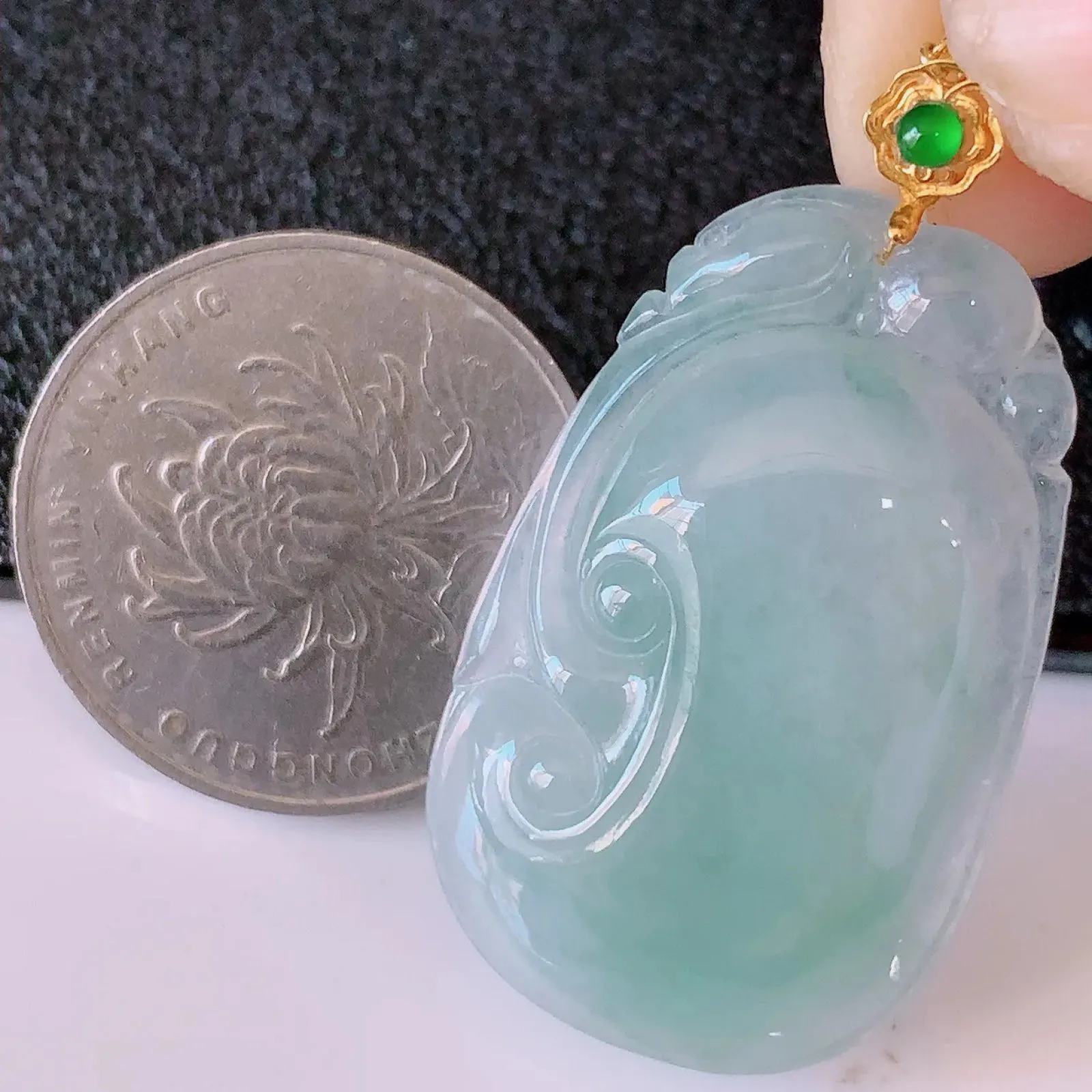 自然光实拍，18k金镶嵌冰种飘花翡翠如意吊坠，寓意顺心如意，事事如意，吉祥如意，细腻饱满，色泽鲜艳，称心如意佩戴优雅时尚！#212.1整体40.5裸石34.5-21.5-5.5