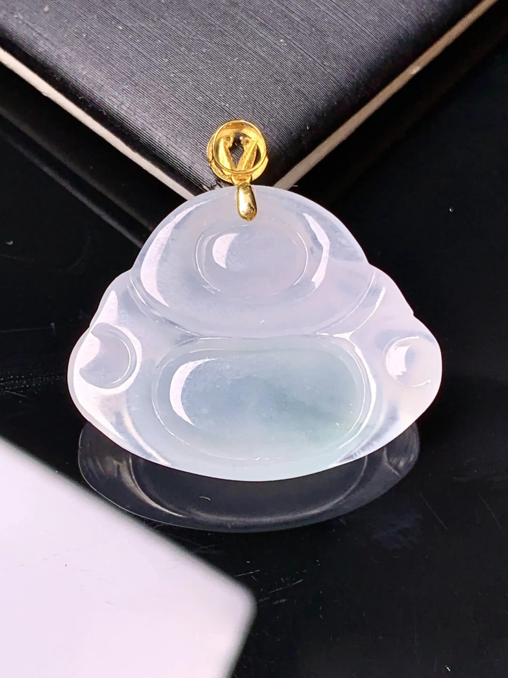 18k金镶嵌冰种飘绿佛公吊坠 玉质细腻 色泽艳丽清新 整体尺寸27.8*27.2*6.5