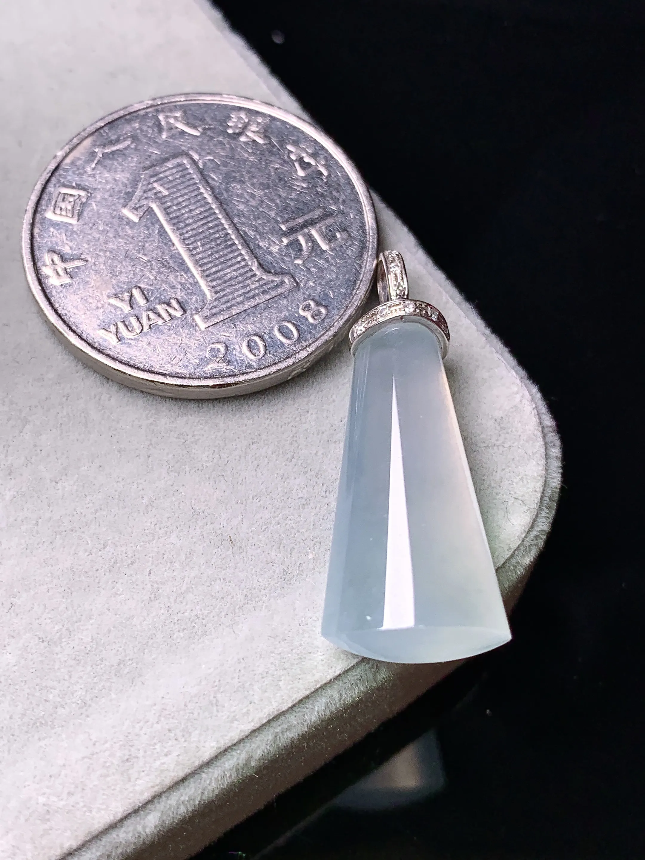 18k金钻镶嵌冰种玉柱吊坠 玉质细腻 色泽艳丽清新 整体尺寸29.5*11.5*6.6