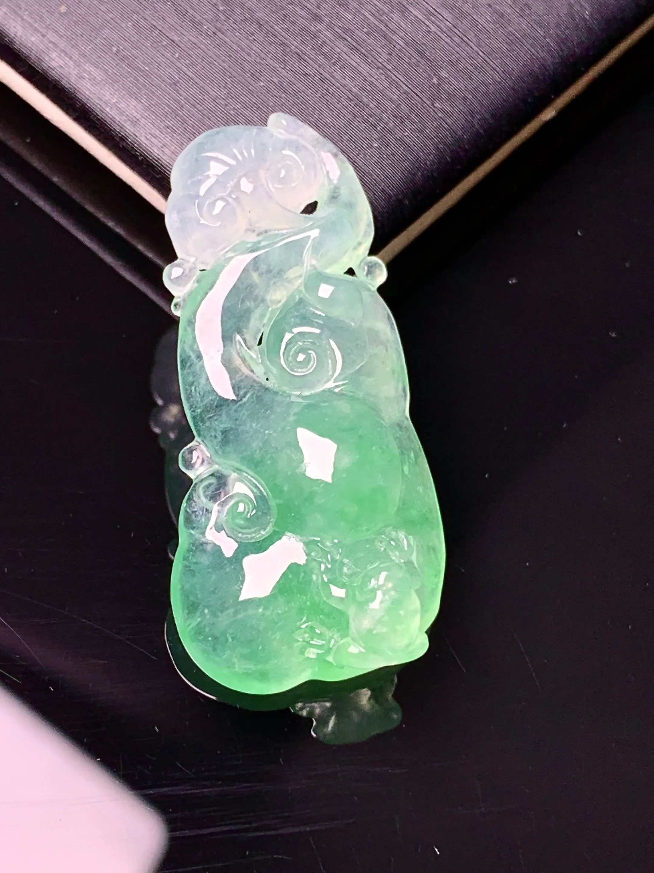 飘绿如意吊坠 玉质细腻 色泽艳丽清新 整体尺寸33*15.8*8.3