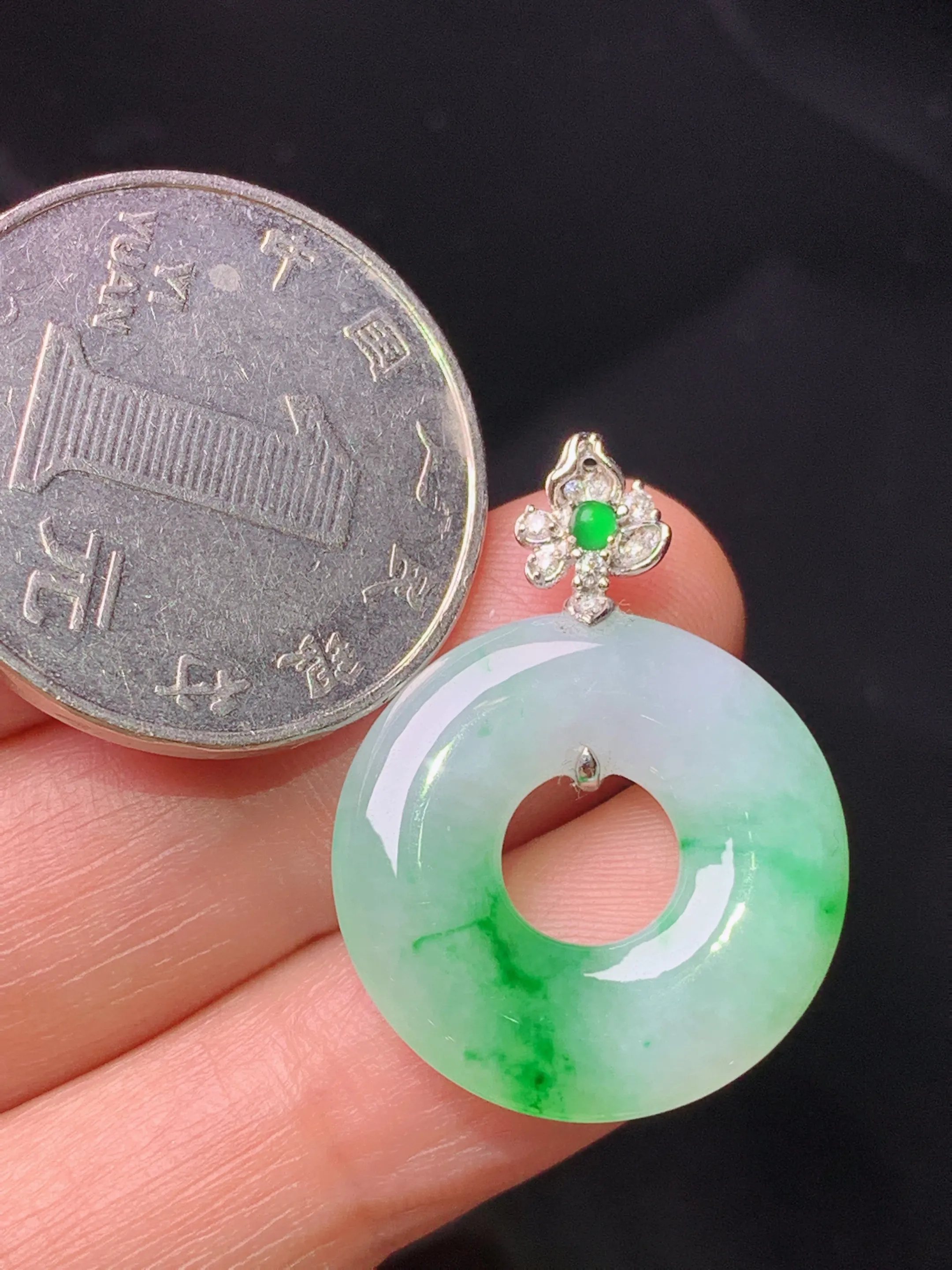18k金钻镶嵌飘绿平安环吊坠 玉质细腻 色泽艳丽清新 整体尺寸28.2*21.1*4.2
