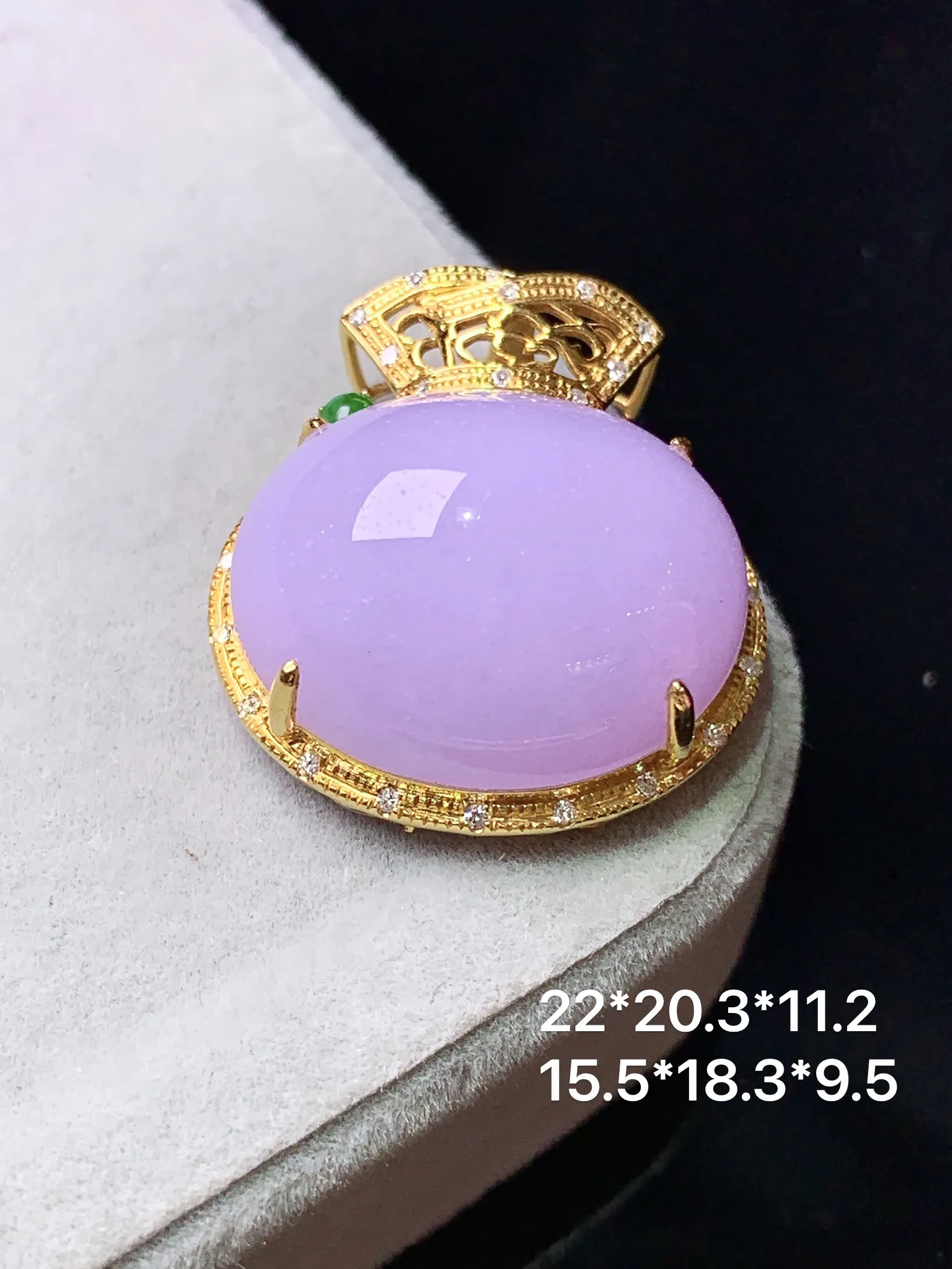 18k金钻镶嵌紫罗兰蛋面吊坠 玉质细腻 色泽艳丽清新 整体尺寸22*20.3*11.2