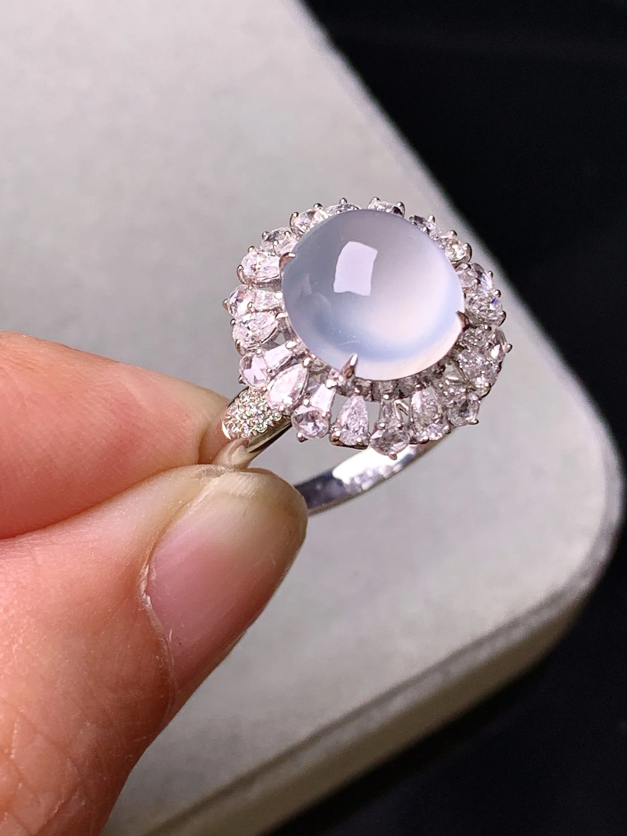 18k金钻镶嵌冰种蛋面戒指 玉质细腻 色泽艳丽清新 圈口14 整体尺寸15*10.8