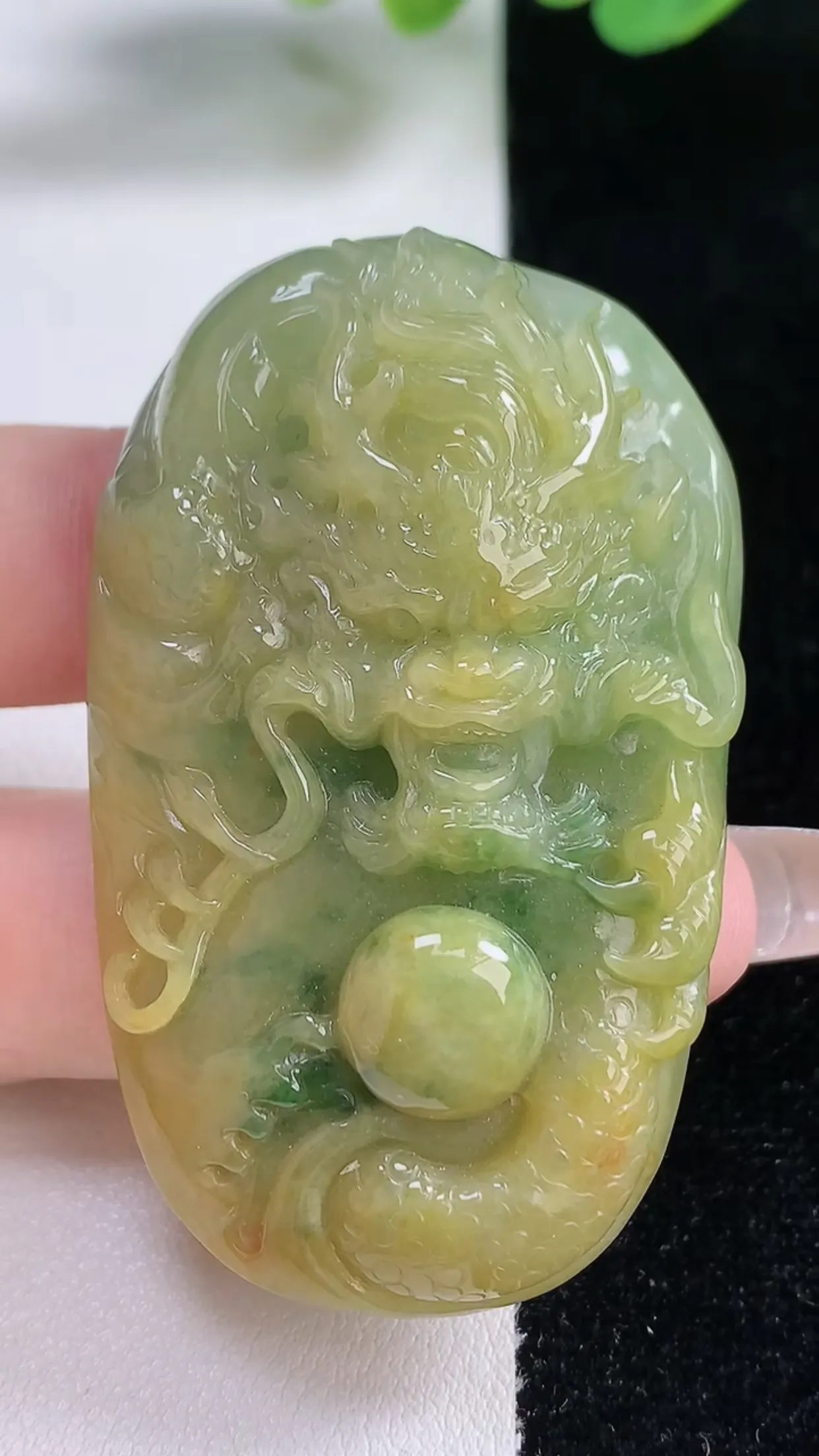 天然翡翠a货 老坑料起胶冰润 双彩黄加绿霸气龙牌吊坠，尺寸55-34.7-13.8mm  y 41.77