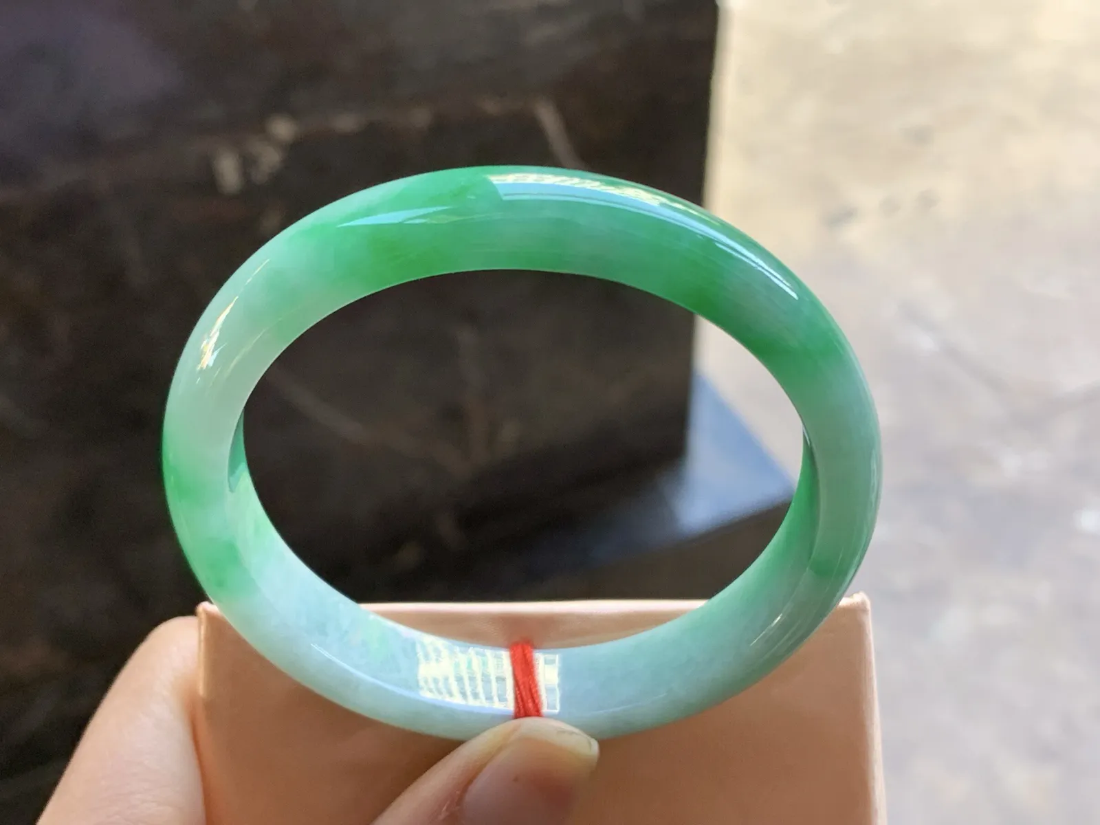 57.5-12.5-7.1

阳绿色贵妃手镯^_^颜色阳 玉质温润 正圈55可以带