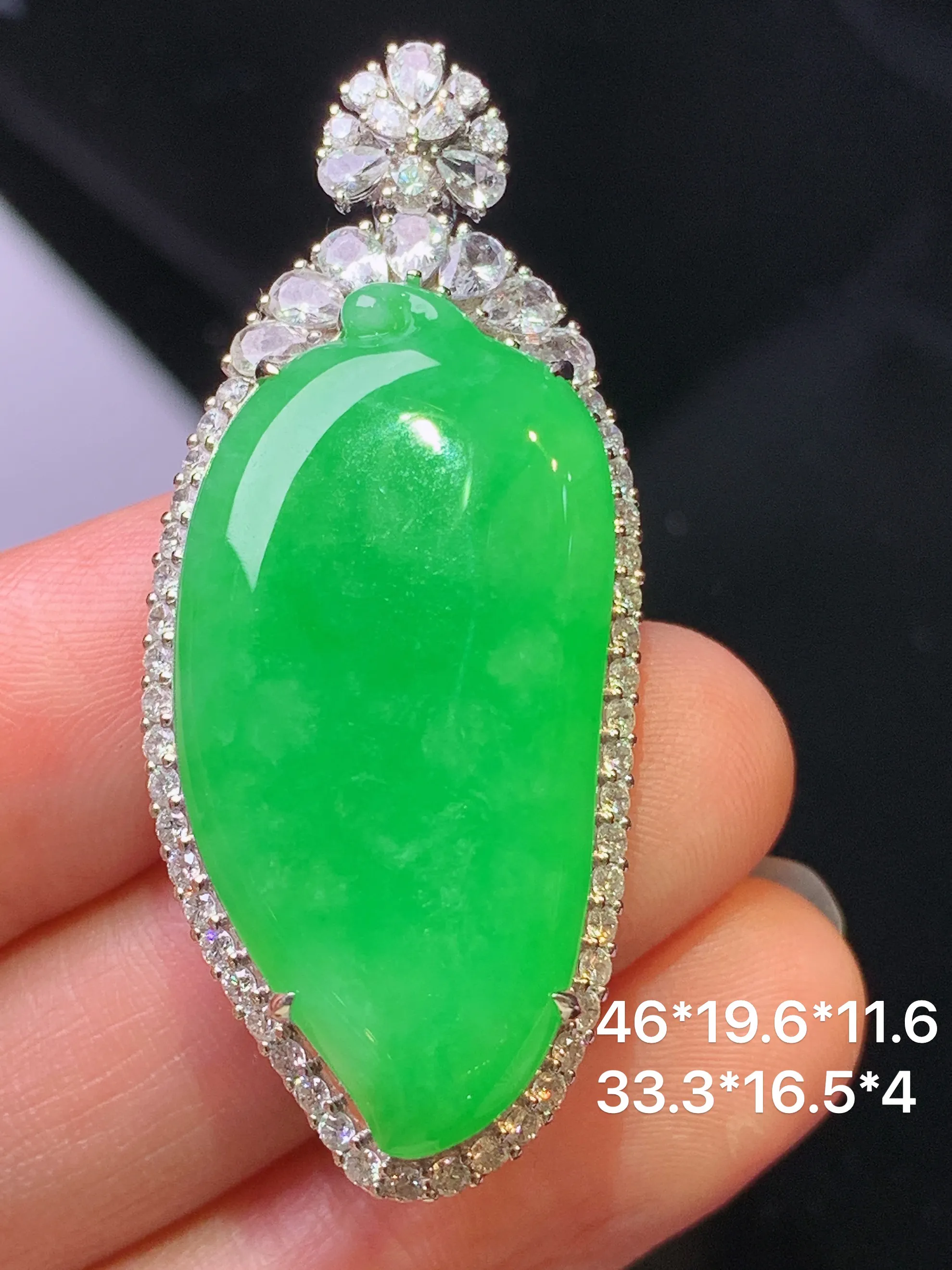 18k金钻镶嵌满绿福瓜吊坠 玉质细腻 色泽艳丽清新 整体尺寸46*19.6*11.6