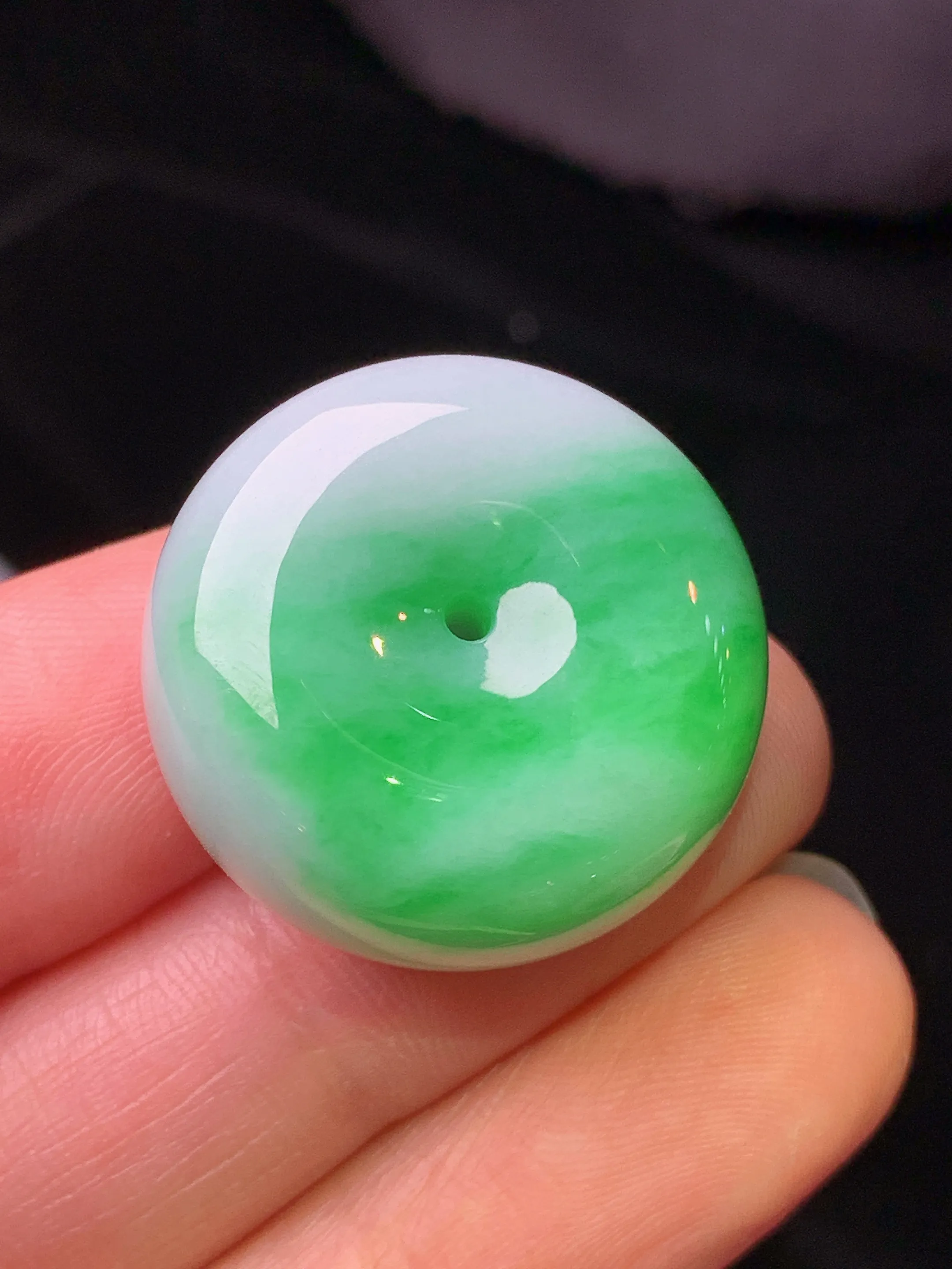 翠绿平安扣吊坠 玉质细腻 色泽艳丽清新 整体尺寸23.2*11.5