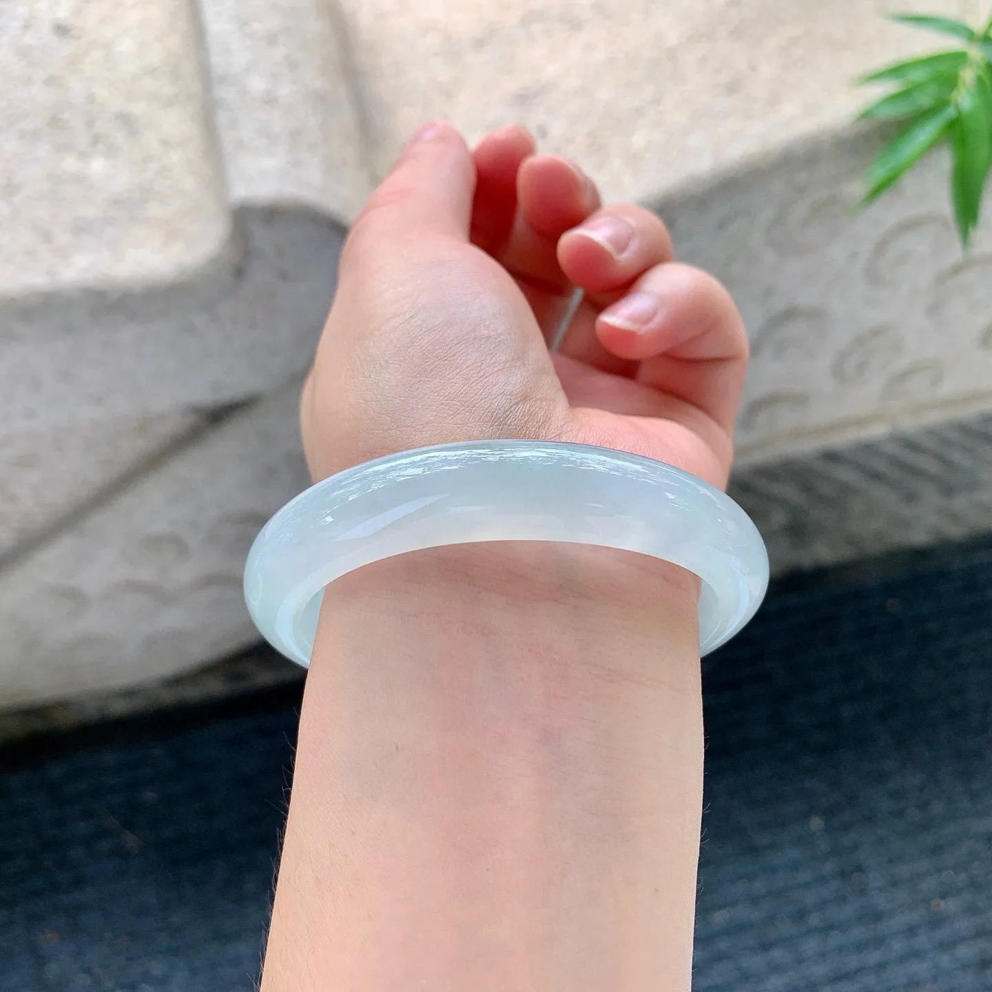 贵妃55 56
【圈口】56.3/48.9/12/8
【描述】冰糯底色，水润，种老，细腻，无纹裂！