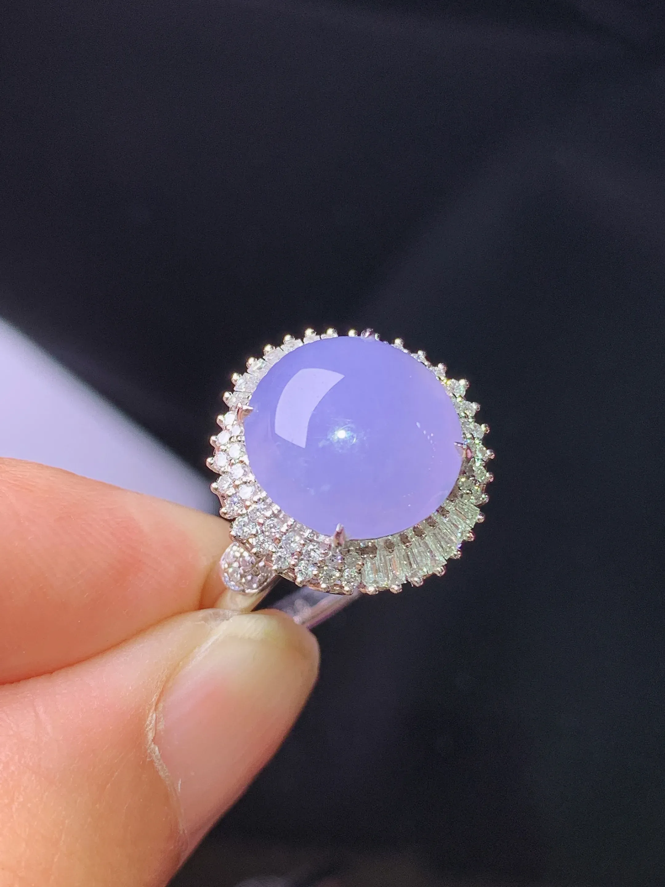 18k金钻镶嵌紫罗兰蛋面戒指 玉质细腻 色泽艳丽清新 圈口14 整体尺寸15.6*15*11