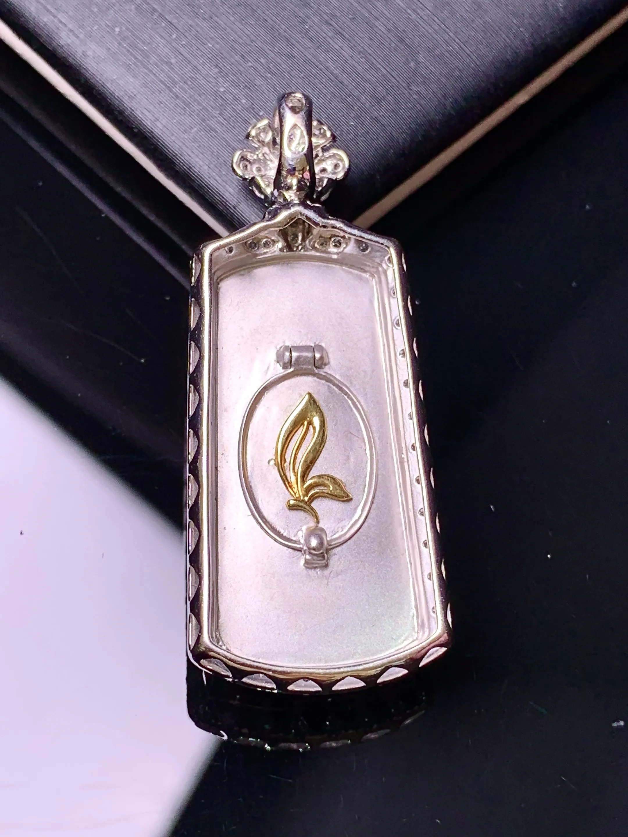 18k金钻镶嵌翠绿无事牌吊坠 玉质细腻 色泽艳丽清新 整体尺寸36.7*15*6.5