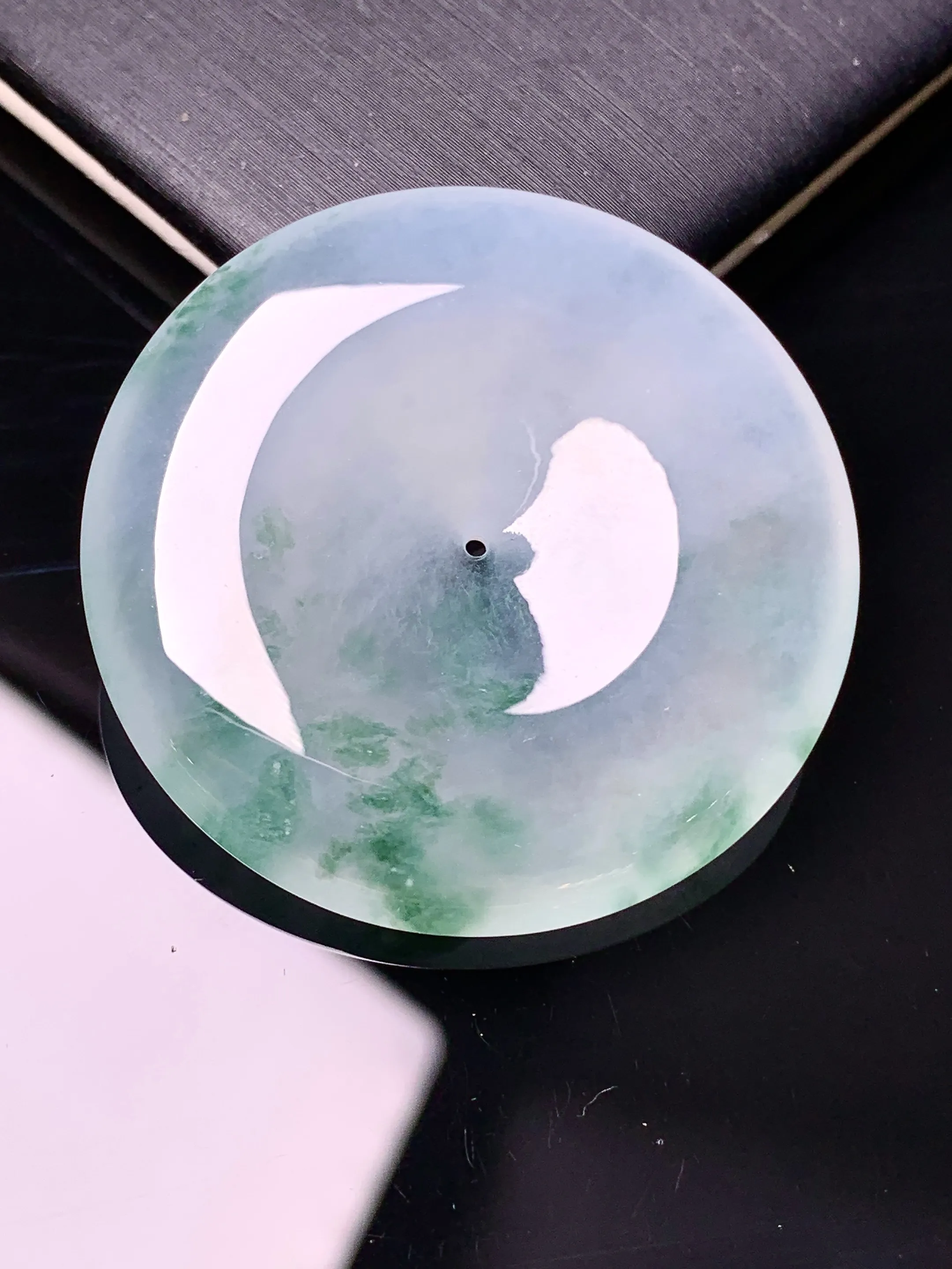 冰种飘绿平安扣吊坠 玉质细腻 色泽艳丽清新 整体尺寸36*6.6