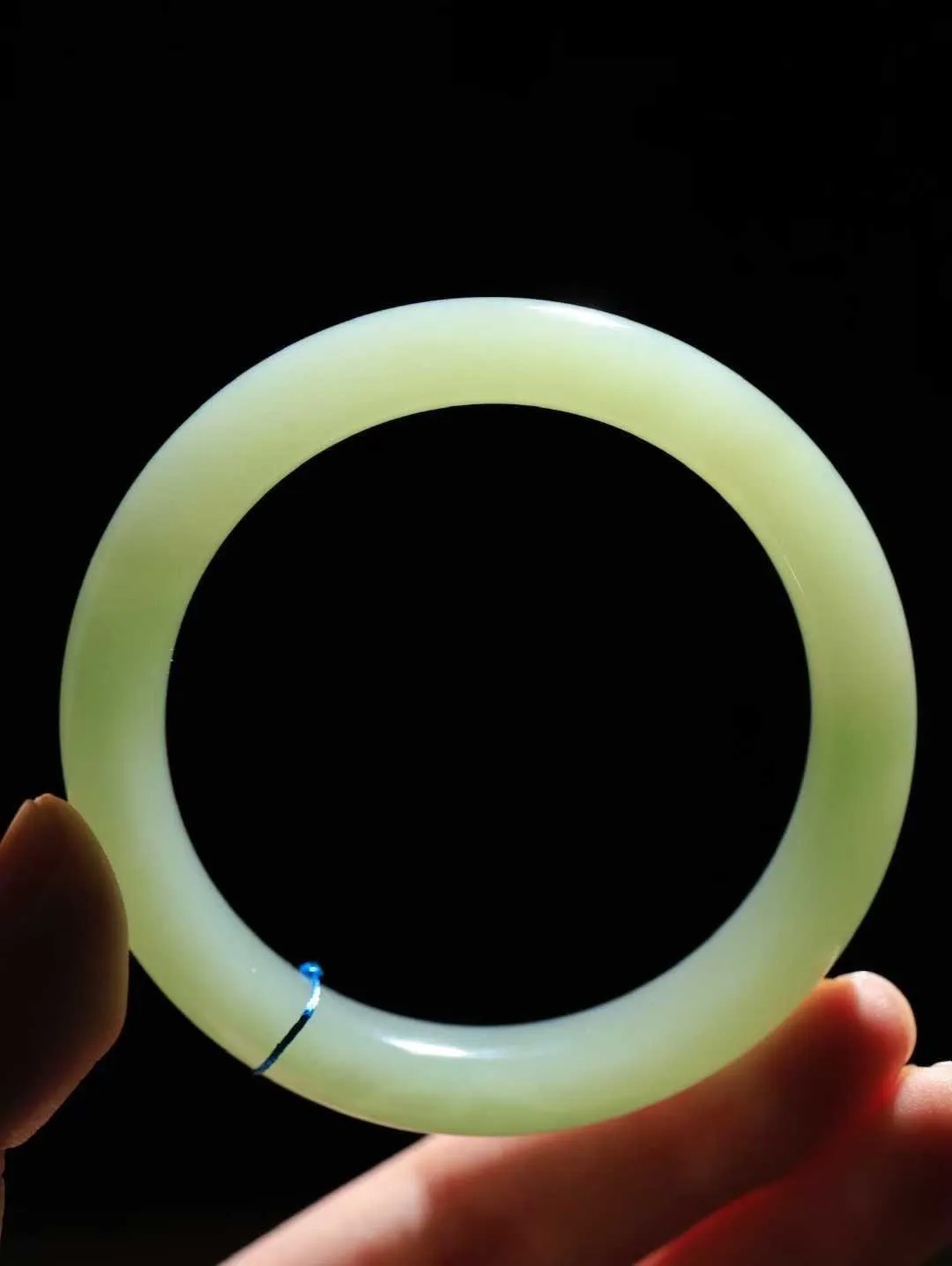 （温柔雅致.手镯）

精品️和田玉冰底湖水绿手镯。镯型饱满，温润细腻，脂润沁香。️执一卷书，沏一盏茶，着一袭裙，戴一只镯。淡淡浅笺，素心若兰，静赏玉中诗画。悠悠岁月，芊手轻摘，盛满诗样芳华。重56.8克   尺寸56.5-12.2-9mm    FDA-66171233