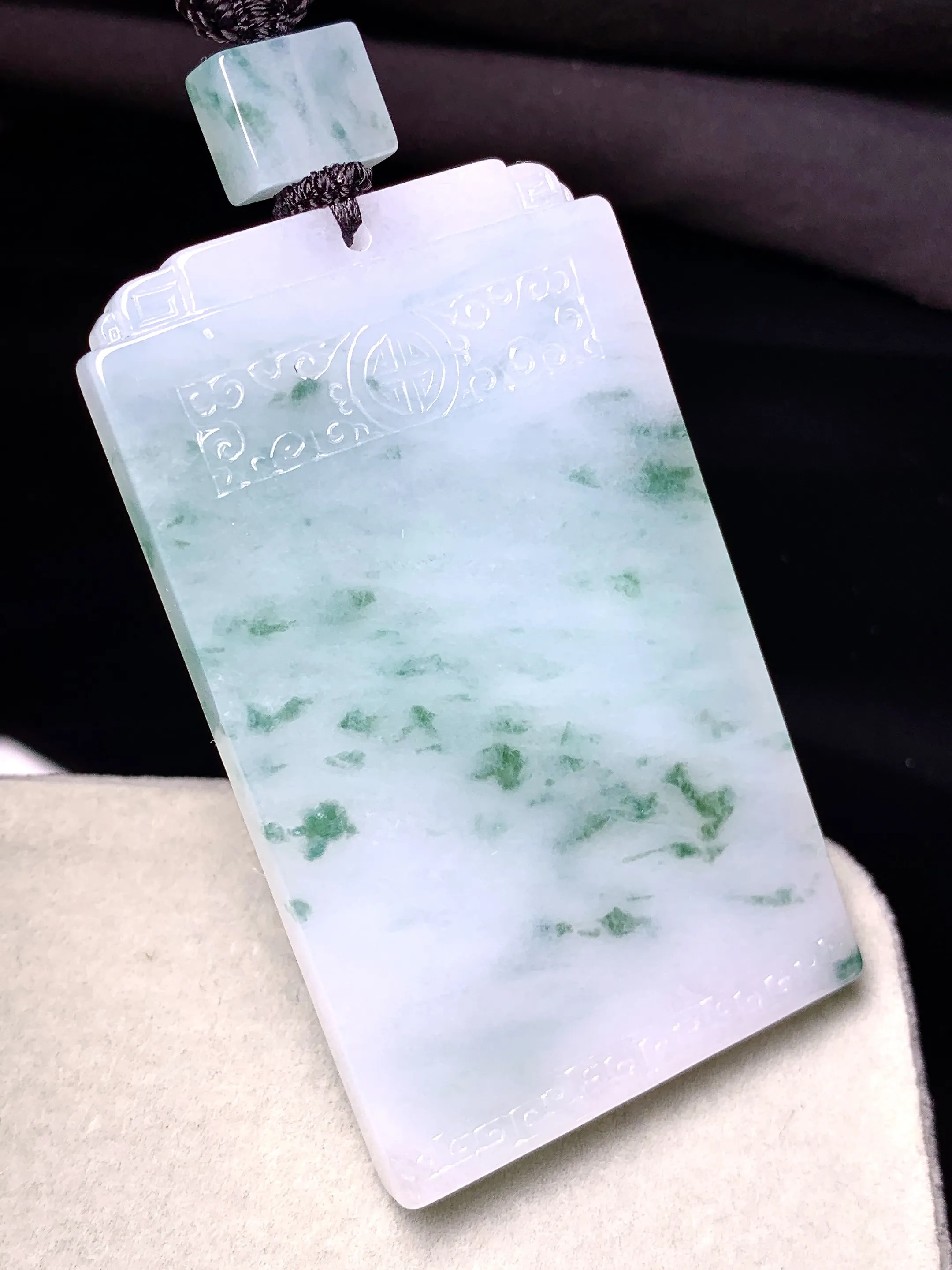 飘花无事牌吊坠 玉质细腻 色泽清新艳丽 整体尺寸63.3*37.5*5.6