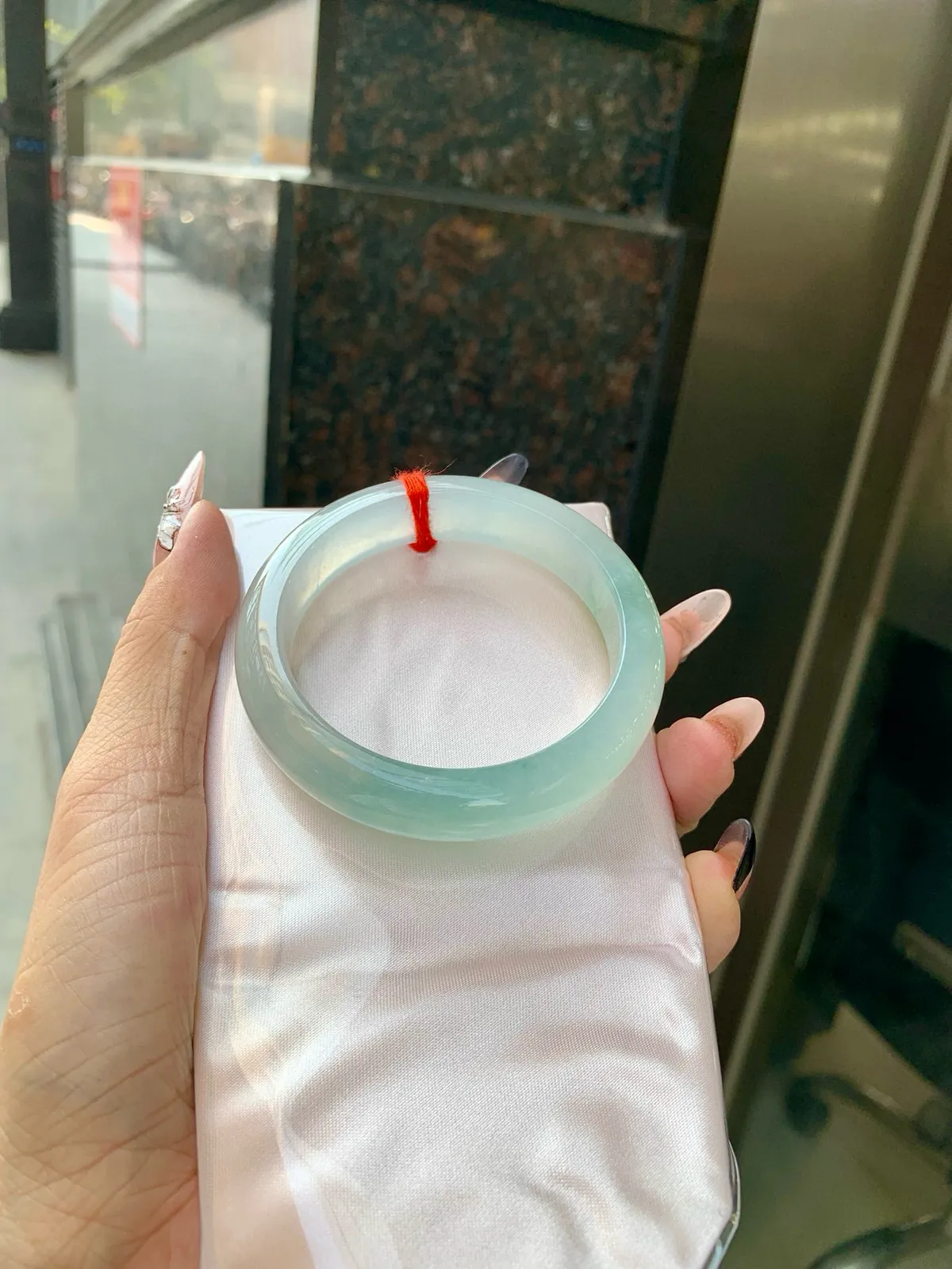 冰蓝正圈
54.1-7.8-12.8
打灯多处细纹，底妆冰润细腻，千变万化的冰晴蓝底色，拥有海的颜色，却散发着星空的光芒，这是一只来自冰川蓝的清冷气质仙女镯