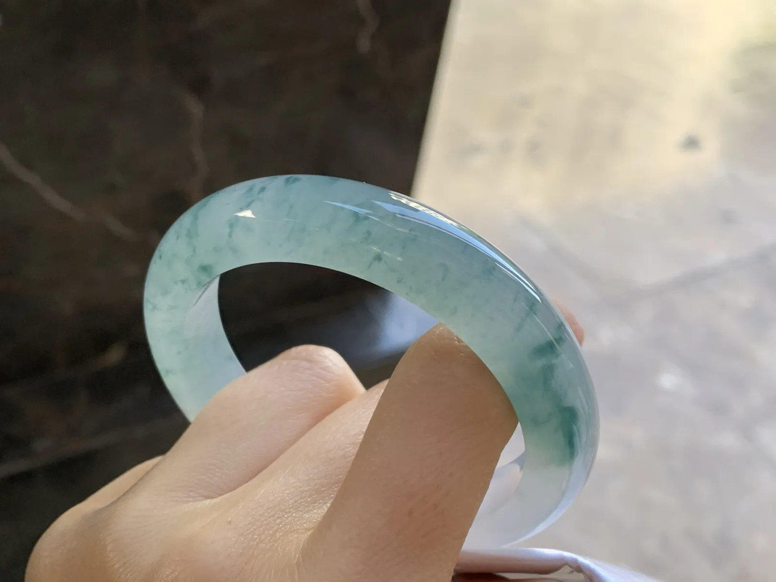 冰种飘花手镯
尺寸：54.3-12.3-9mm
冰味十足 飘花点缀