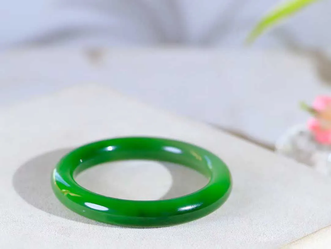 【碧波流转·手镯】

收藏级臻品和田玉碧玉手镯，玉质细腻温润，手感舒适，️线条流畅，简约大气