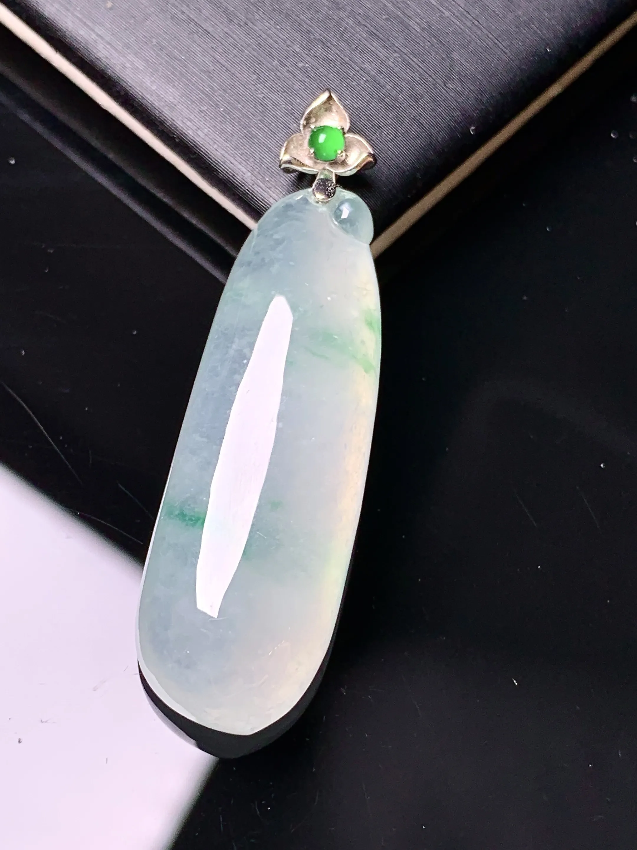 18k金镶嵌冰种福瓜吊坠 玉质细腻 色泽清新艳丽 整体尺寸40*11.5*7.6