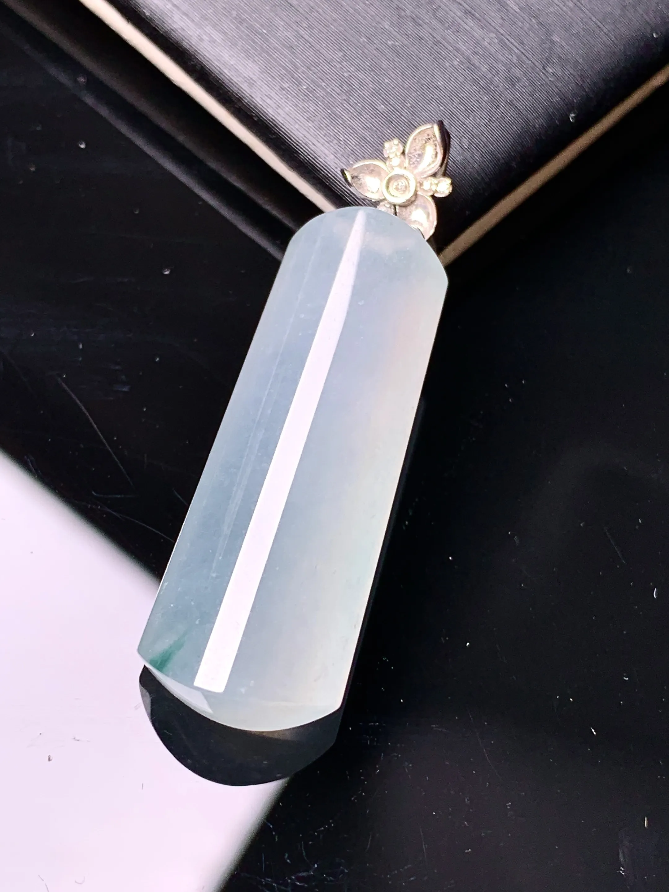 18k金钻镶嵌冰种玉柱吊坠 玉质细腻 色泽清新艳丽 整体尺寸36*11.2*6.2