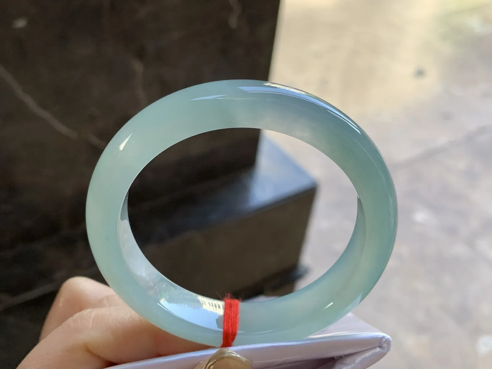 冰种晴绿手镯
尺寸：54.6-12.4-8.2mm
种老肉细 底色浓郁漂亮