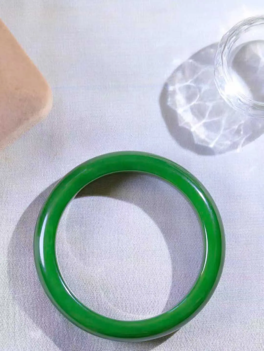 【碧波流转·手镯】

精品和田玉碧玉手镯，玉质细腻温润，手感舒适，️线条流畅，简约大气，美自天成，佩戴于腕间，婉约之美，举手投足间透出那份低调奢华，醉人心扉。
重64.5克 内径圈口56.5mm尺寸15.3-8mm  FDA-13151208