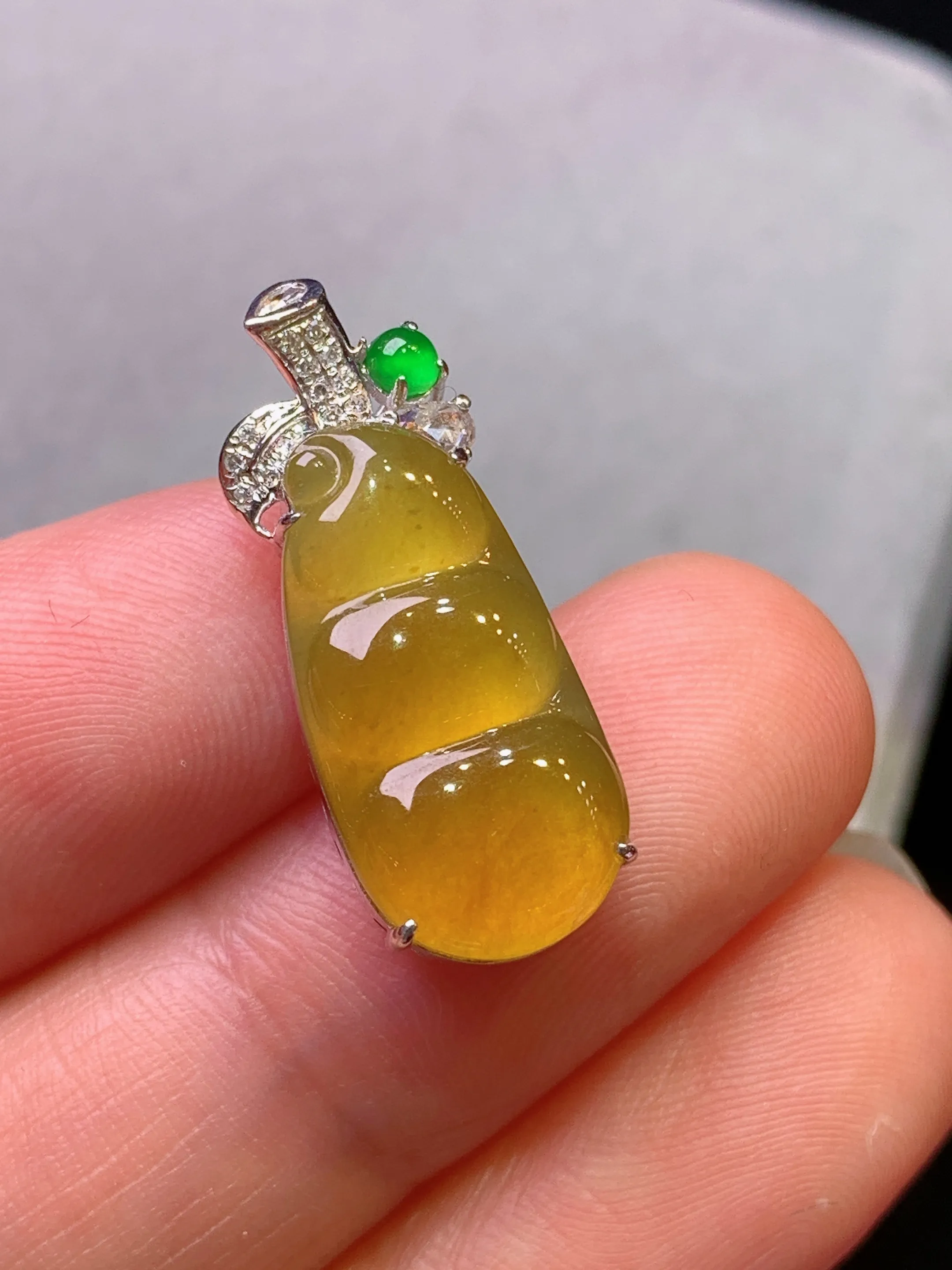 18k金钻镶嵌黄翡四季豆吊坠 玉质细腻 色泽清新艳丽 整体尺寸23.6*9.3*6.6