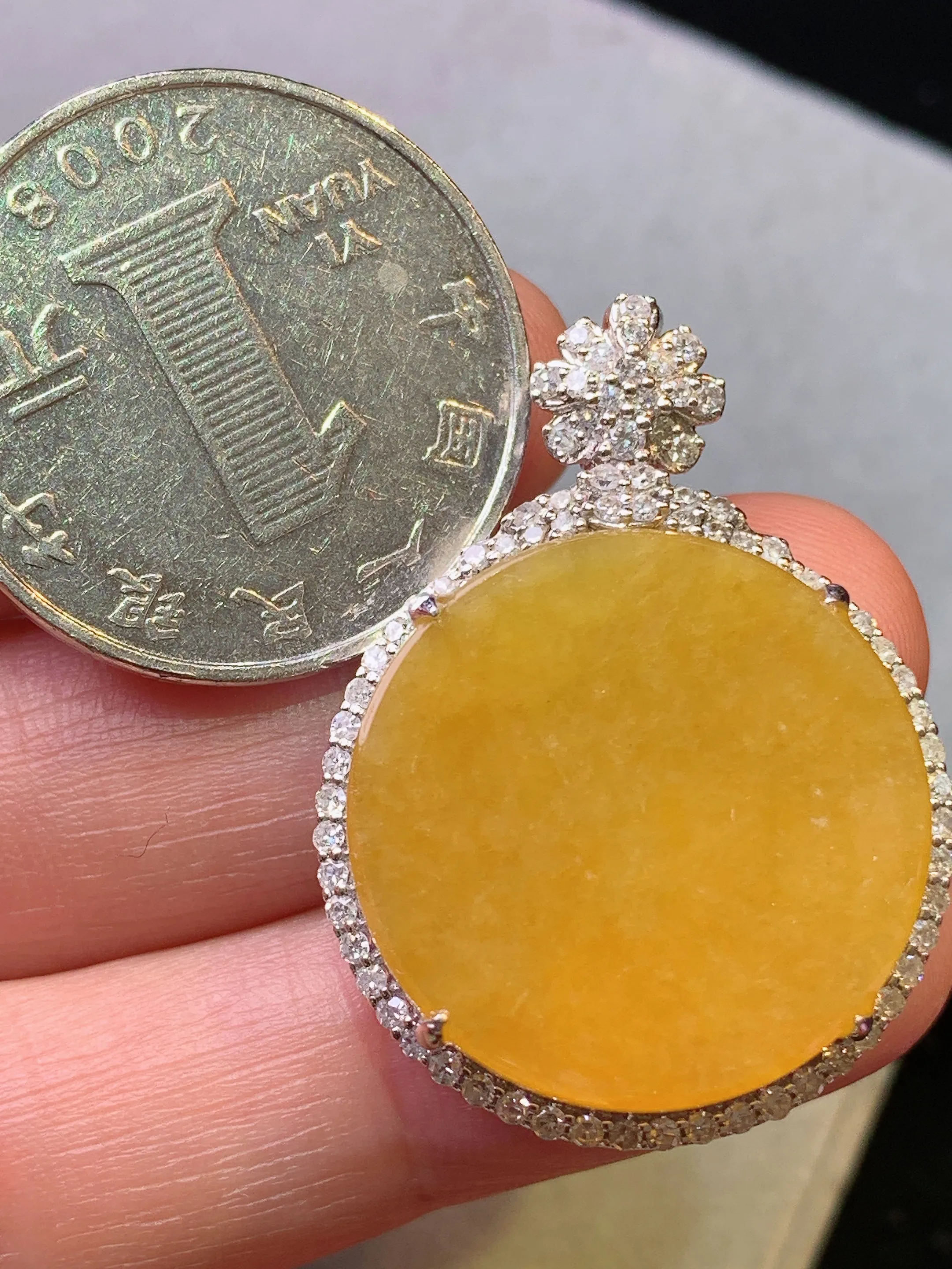 18k金钻镶嵌黄翡圆牌吊坠 玉质细腻 色泽清新艳丽 整体尺寸33.8*24.6*8.2