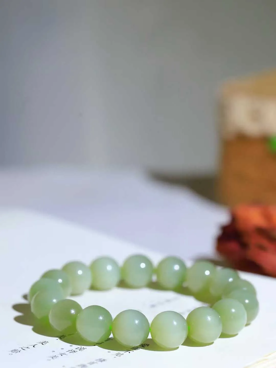 【珠圆玉润.手串】

精品️和田玉碧玉猫眼珠圆玉润手串 玉质温润细腻  整串打磨圆润，佩戴舒适。珠珠落玉盘，间关莺语花底滑，一生美好时光，无论身在何处，都有它相伴相守。事事顺遂，幸福美满，吉祥如意。重45克 尺寸取一12mm  FDA-22101233