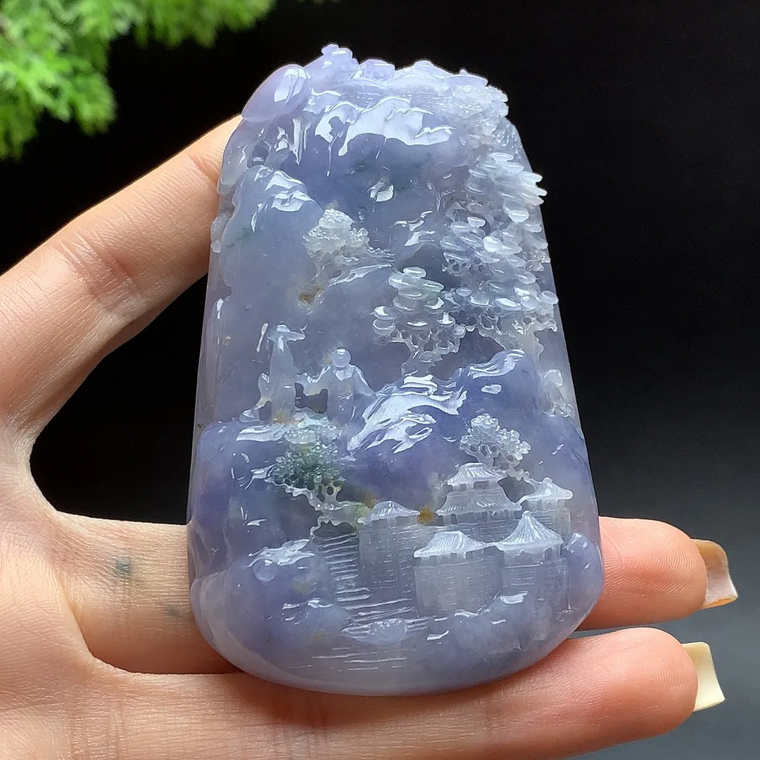 缅甸A货翡翠老坑紫罗兰山水牌  色泽靓丽，种好，玉质细腻  工艺精美  佩戴气质大方   尺寸81-47-12mm