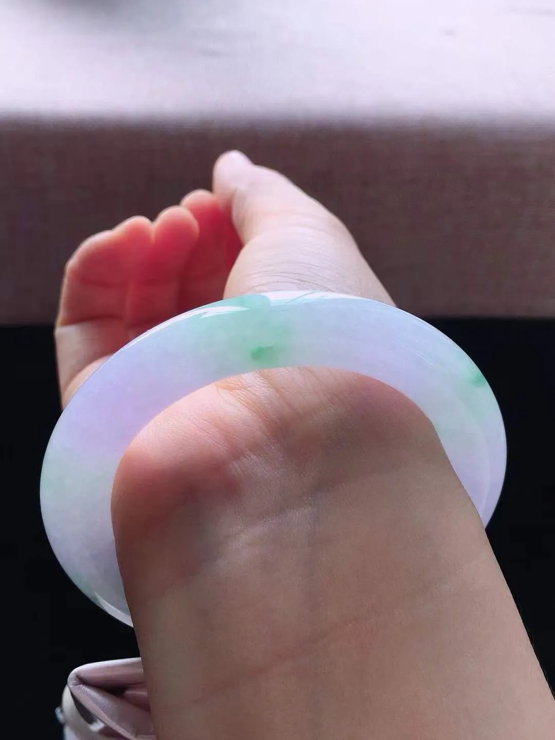 【翡翠名称】老种冰春彩54.5圈口圆条手镯
【翡翠尺寸】54.5*10.3*10.5mm适合54.5-57正圈口佩戴
【翡翠描述】宝贝种老水足，玉质细腻，色泽靓丽，性价比高，佩戴效果好！
【其它赠送】权威证书/精美挂绳盒子/支持全国复检