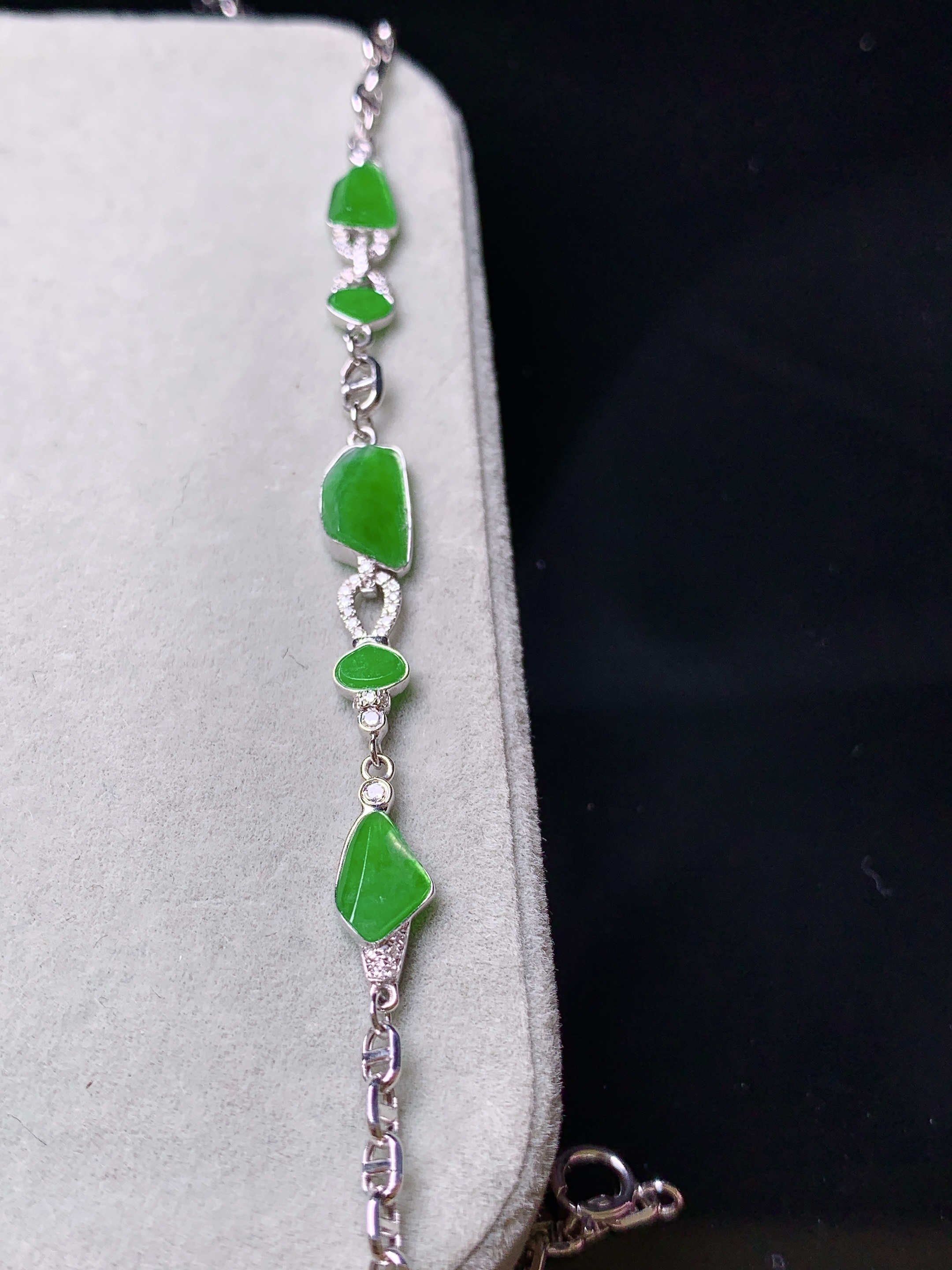 18k金钻镶嵌满绿随形手链 玉质细腻 色泽清新艳丽 整体尺寸8*5.5*3