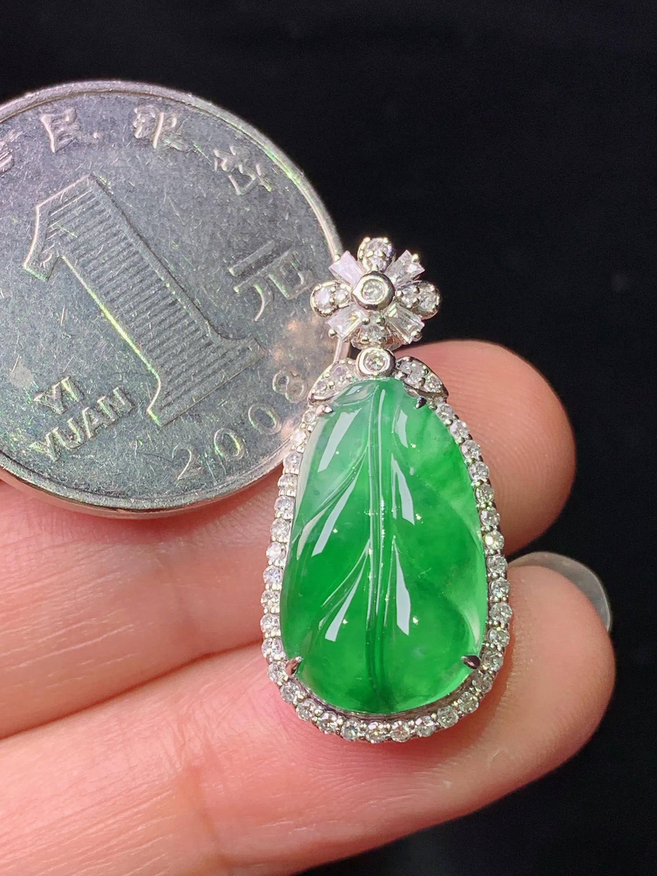 18k金钻镶嵌翠绿树叶吊坠 玉质细腻 色泽清新艳丽 整体尺寸27*13.2*8.5